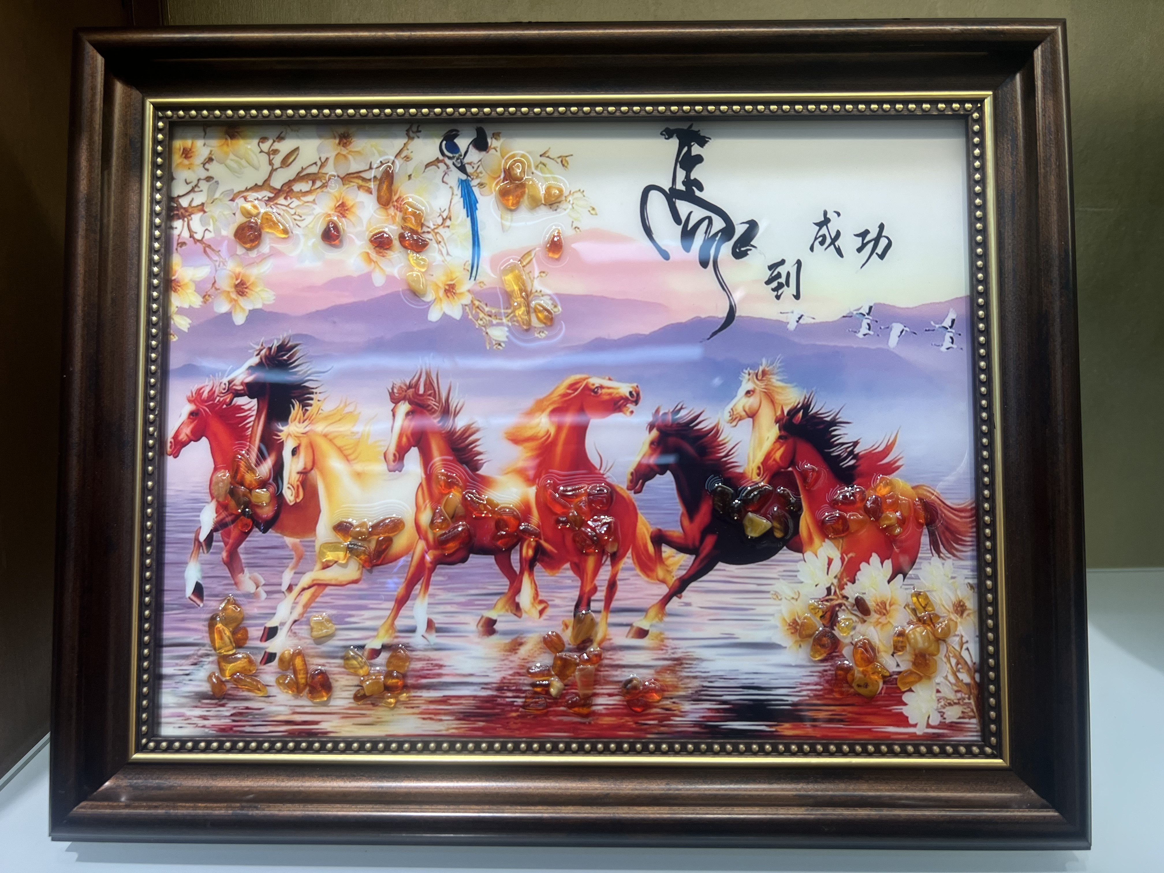 天然琥珀画，马年行大运！琥珀八骏呈祥.马年岁岁安康琥珀工艺品摆件