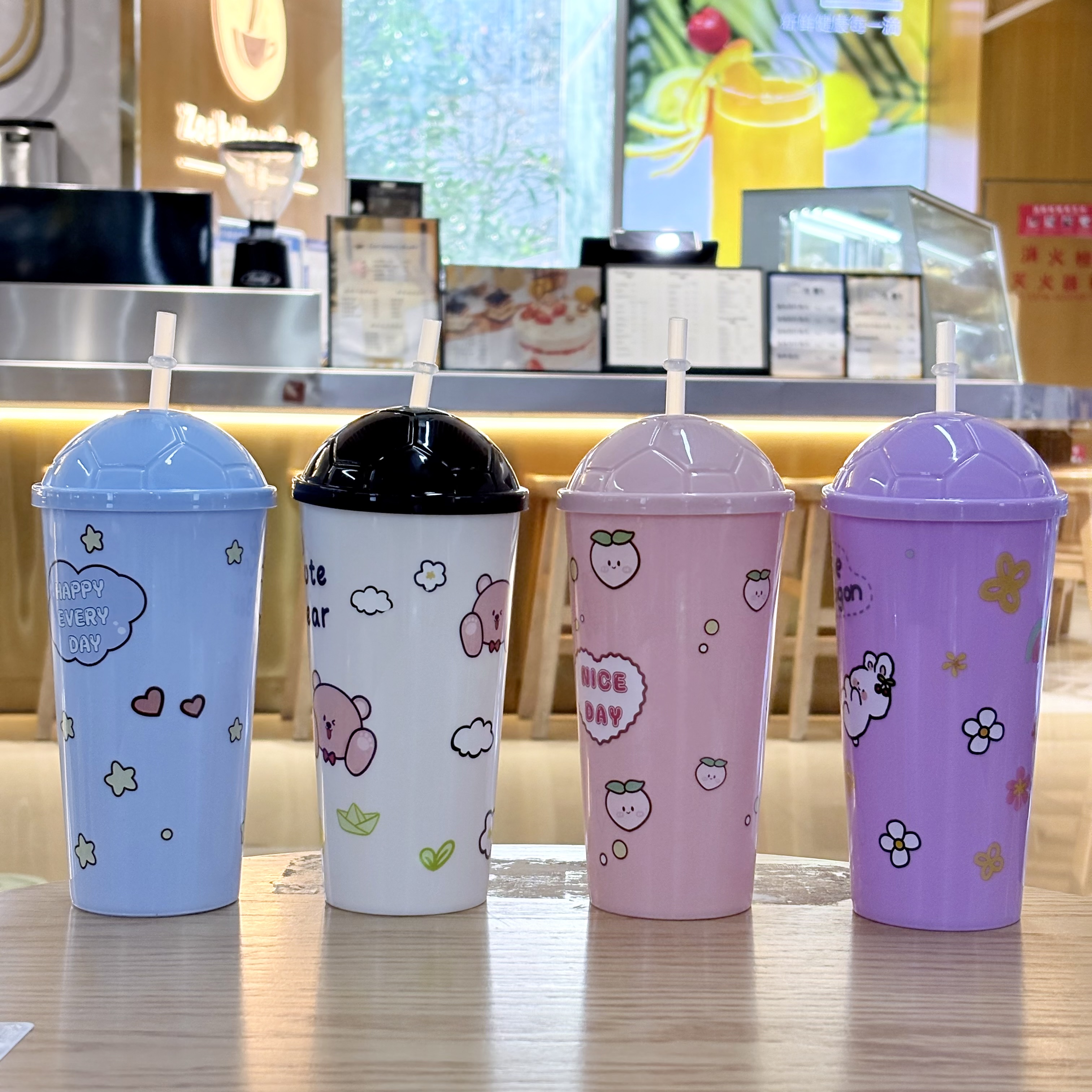 Plastic cups, large-capacity straw cups, shaker cups, cute and niche Instagram couple cups for men and women Application Scenario