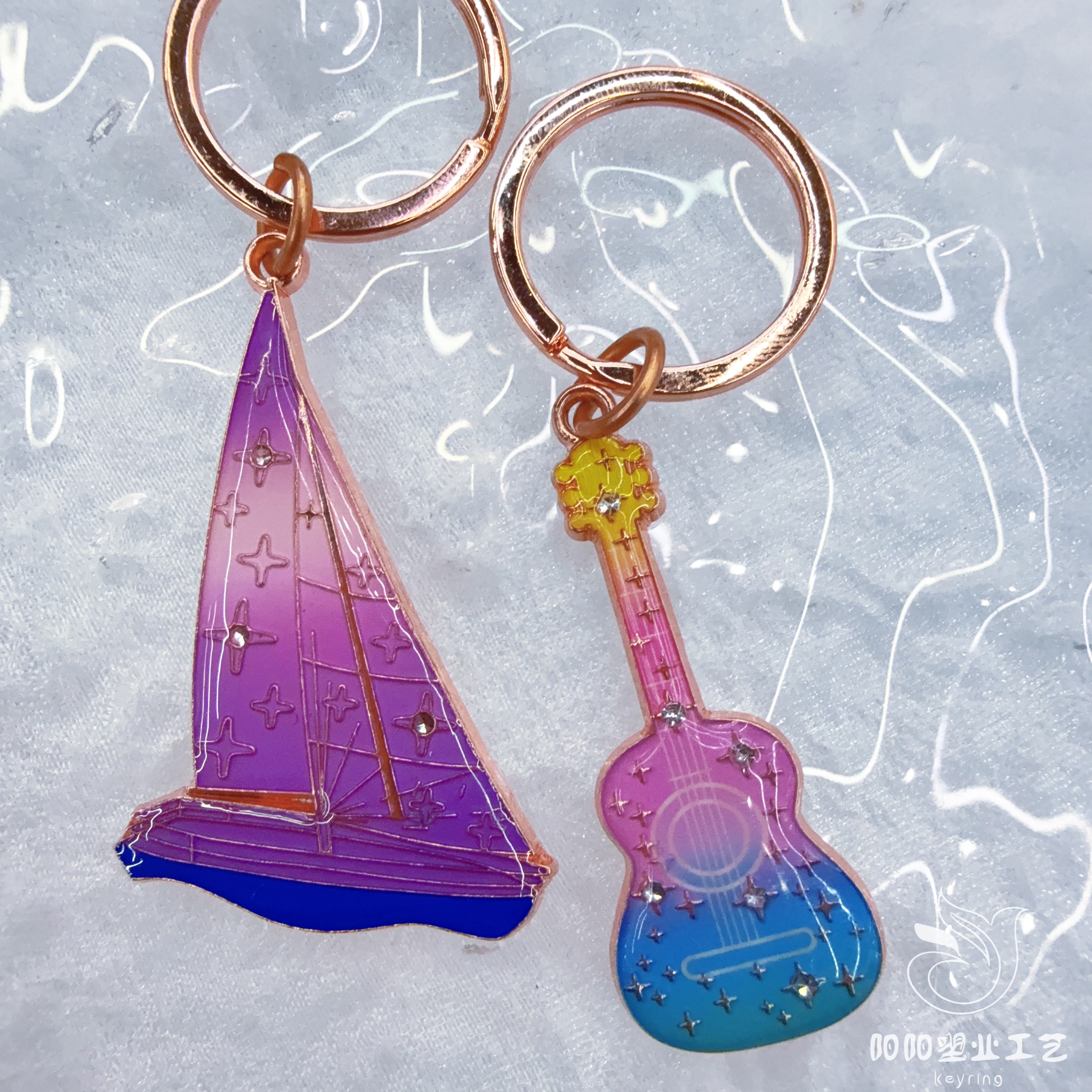 Tourist souvenirs, guitar keychains, rhinestones, sailboat pendants, decorative items, small gifts, metal keychains, epoxy resin Application Scenario