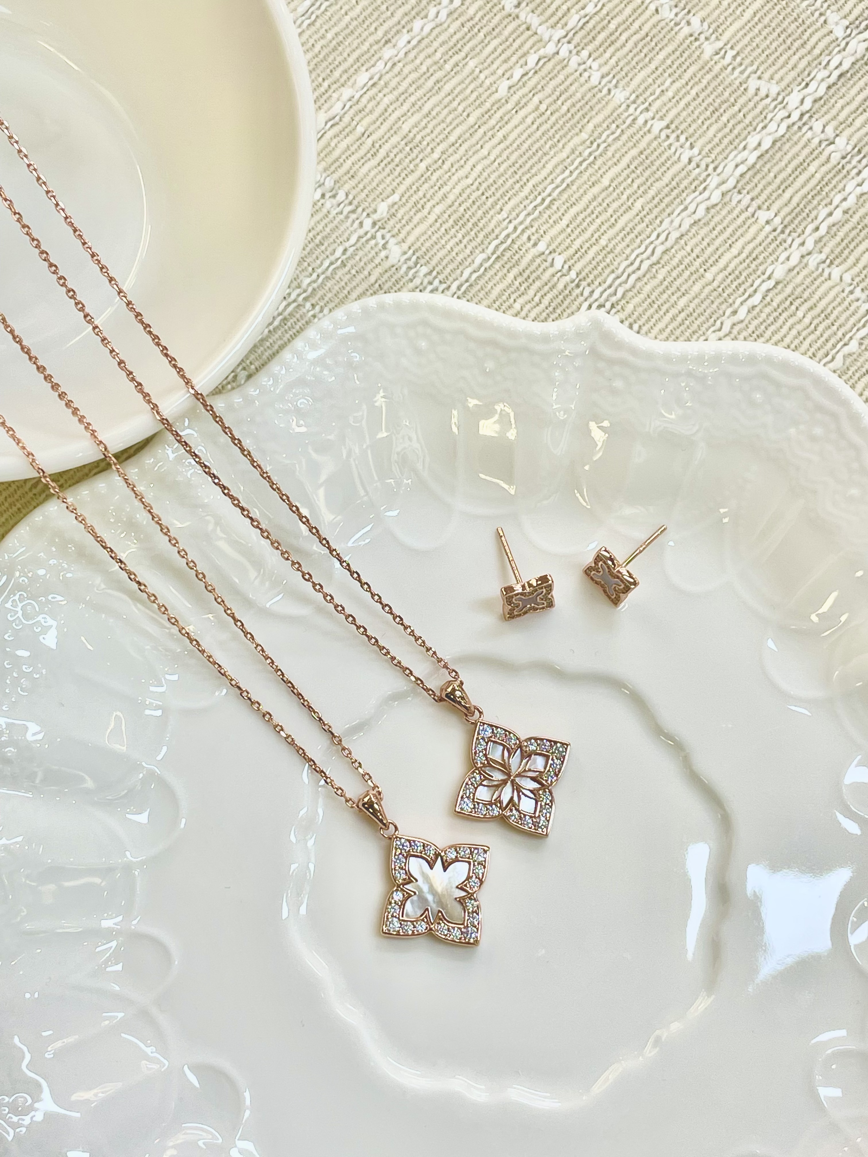 【 NOLYN】 Gusu Window Series White Mother-of-Pearl Silver Necklace, a light luxury design and exquisite original necklace Item Picture