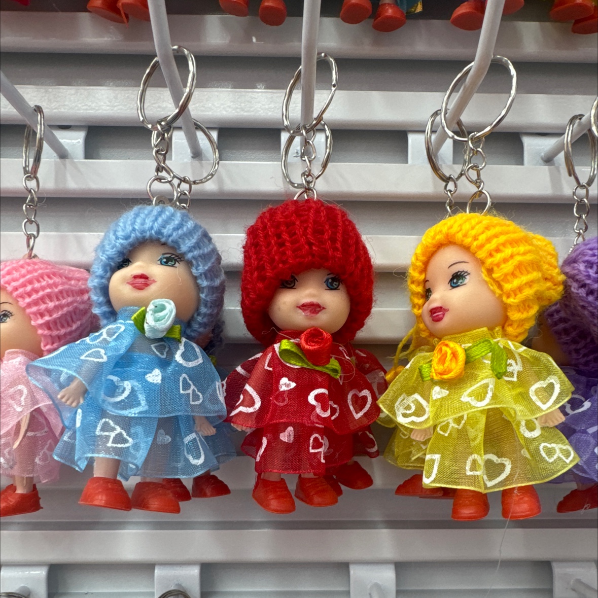 Cute woolen hats, confused dolls, vinyl clowns, dolls, mobile phone chains, clowns, confused girls, cute pendants, best-selling keychains, vinyl figurines, pendants and gifts Application Scenario