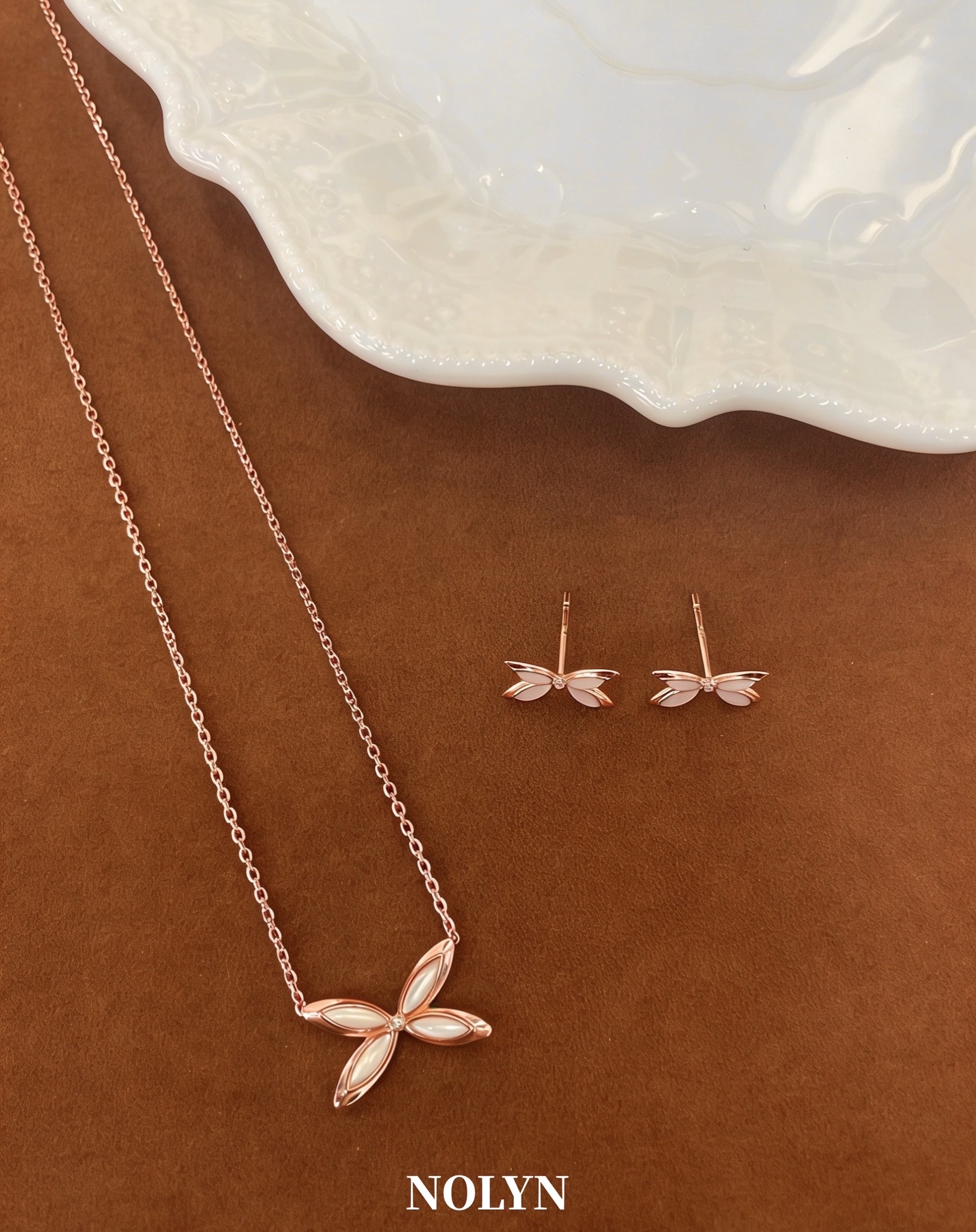 【 NOLYN】 Feather Series Lin Die Feather Sound Necklace, Red Agate Butterfly Girl Light Luxury Niche High-end Birthday Gift Necklace, Butterfly Necklace, White Shell High-end Necklace Specification image