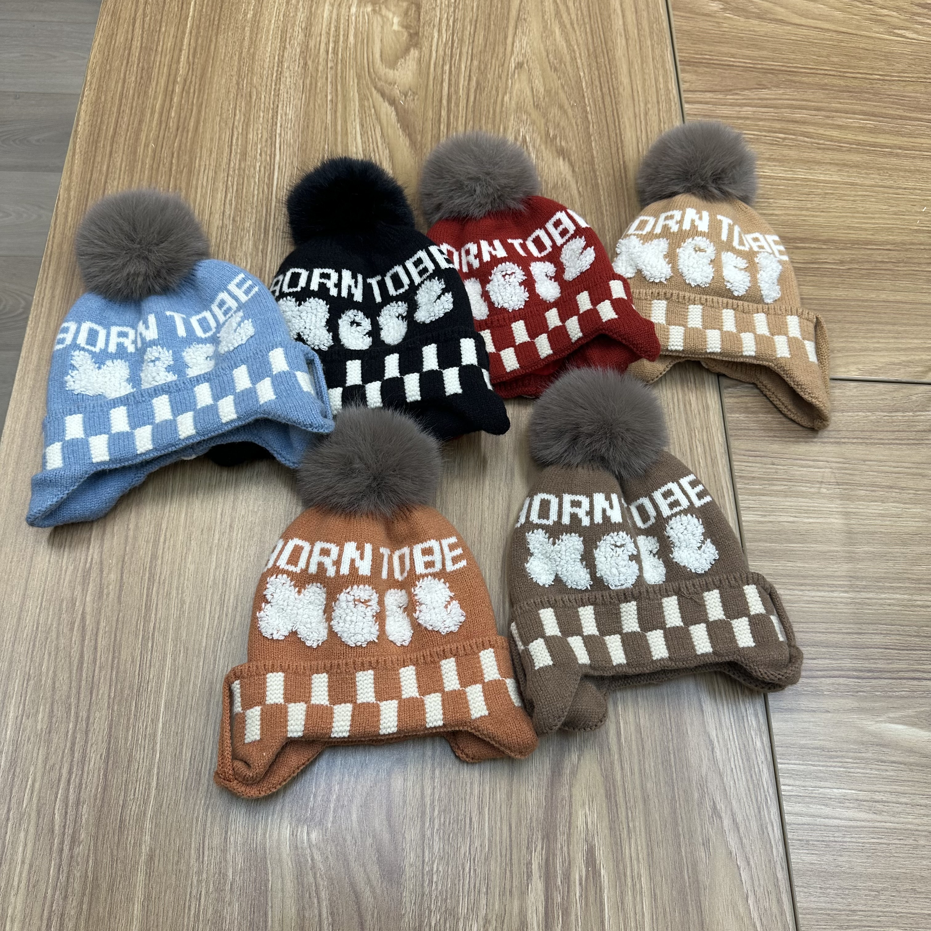Suitable for children aged 2 to 4 in autumn and winter: ear protectors, knitted children's caps, lined ball caps full figure