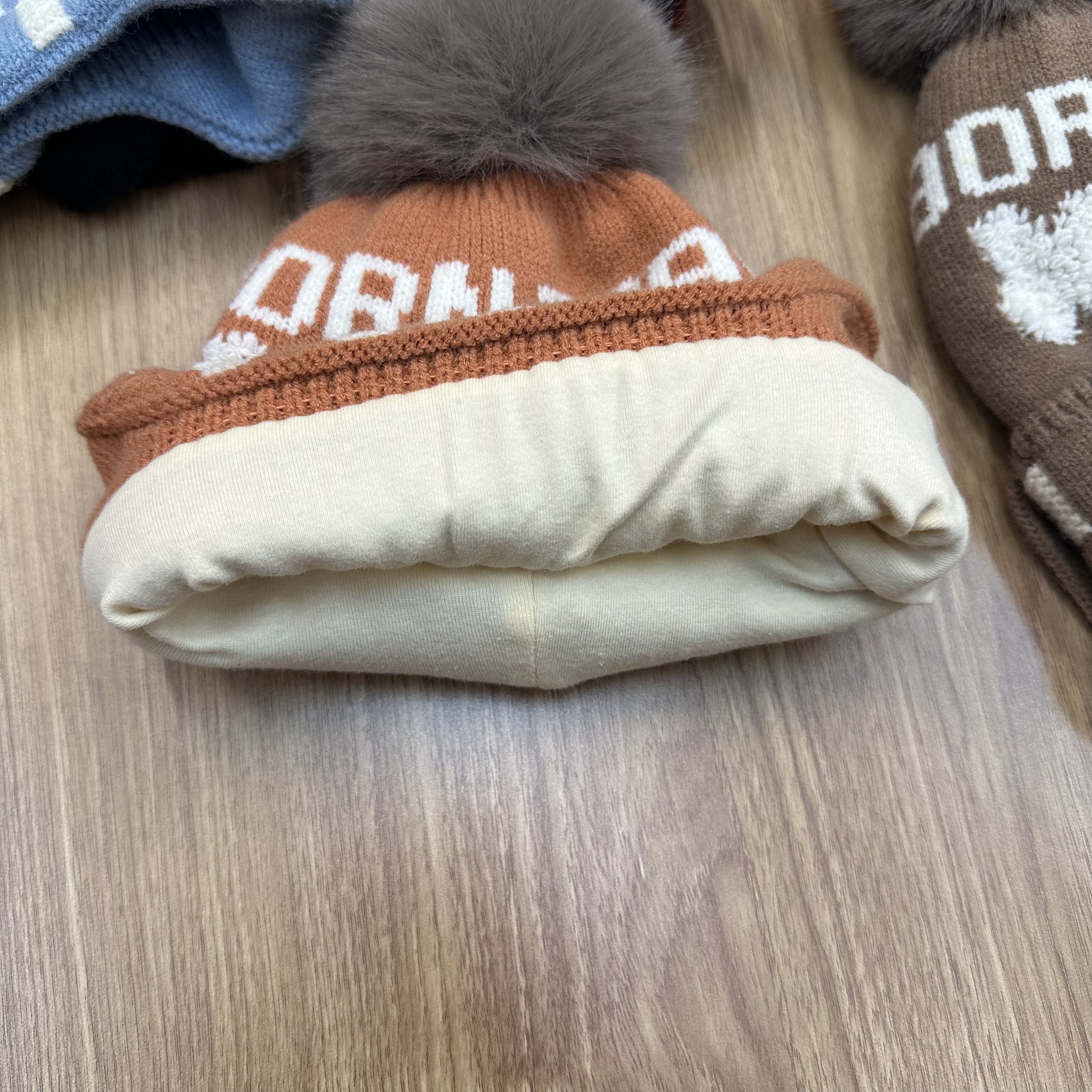 Suitable for children aged 2 to 4 in autumn and winter: ear protectors, knitted children's caps, lined ball caps details Picture