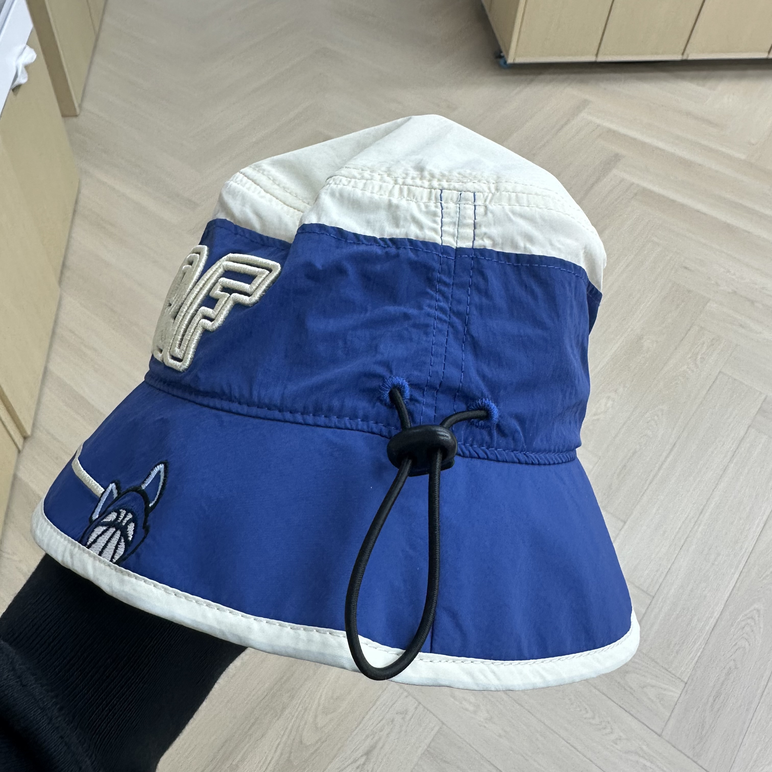 Suitable for children aged 5 to 15 in spring and summer, this is a fisherman's cap with a net strap, elastic and tight, and a sun protection cap Application Scenario