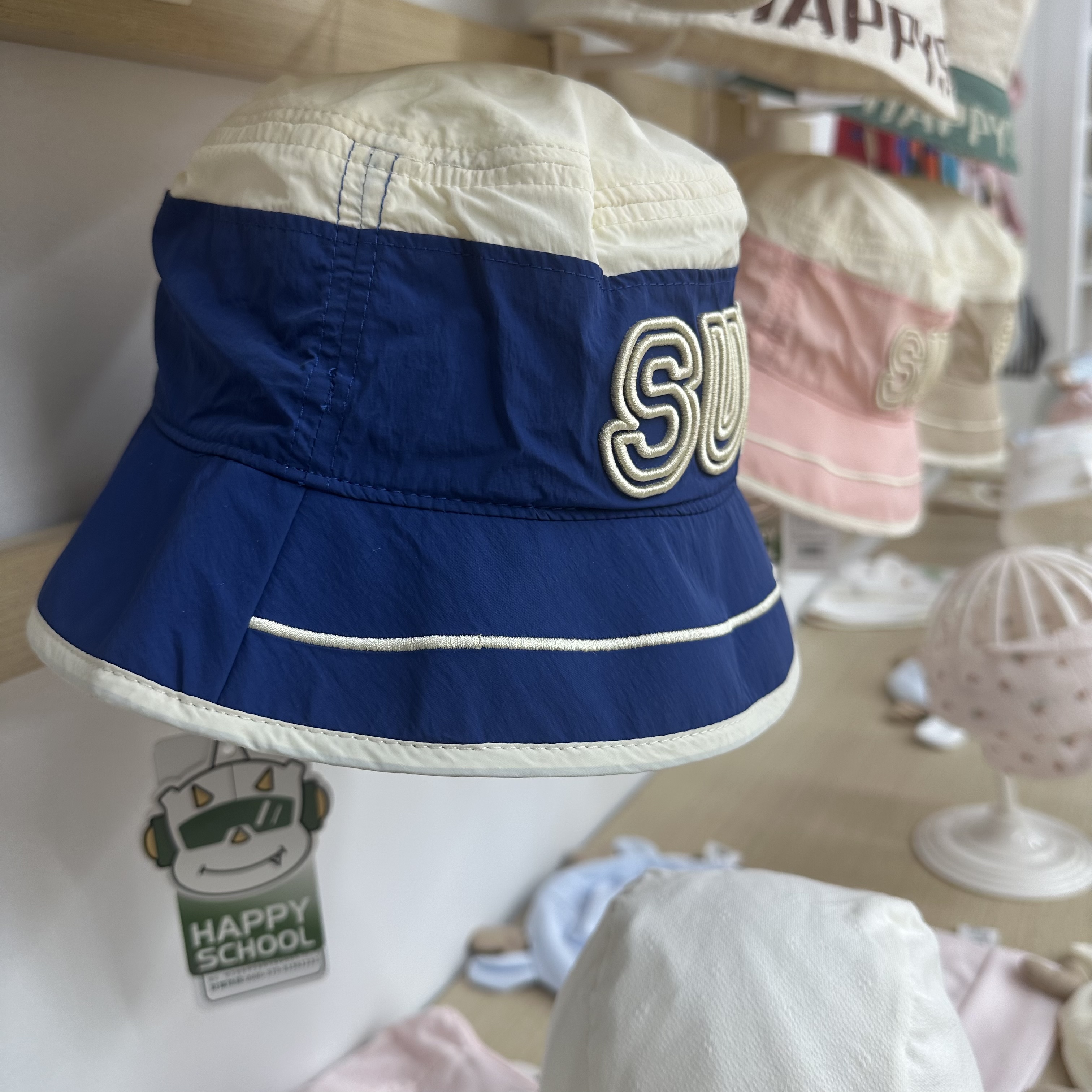 Suitable for children aged 5 to 15 in spring and summer, this is a fisherman's cap with a net strap, elastic and tight, and a sun protection cap details Picture