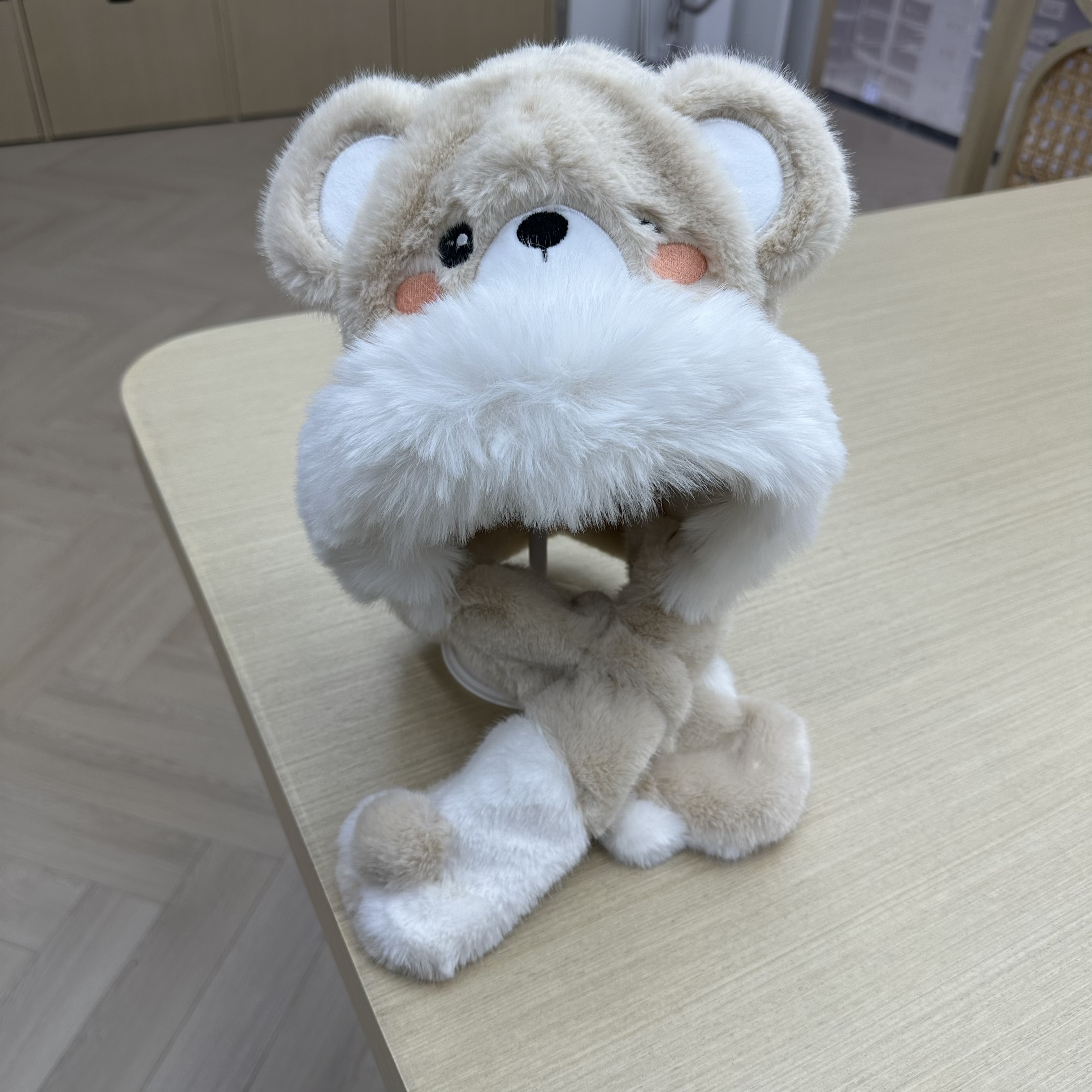 Suitable for children aged 5 to 8 in winter, this plush cartoon hat is a combination of a hat and a scarf full figure