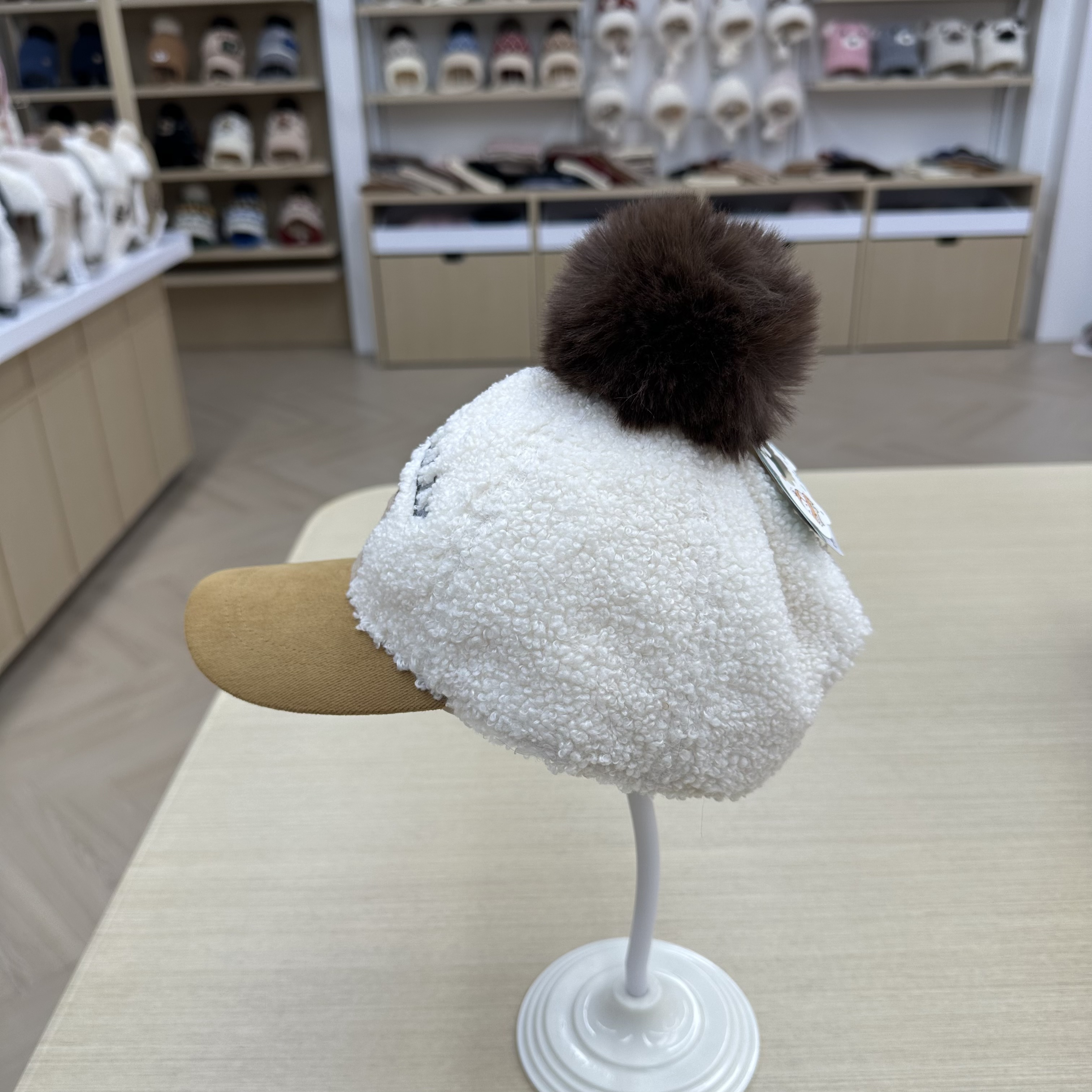 This baseball cap is suitable for children aged 2 to 4 to wear in autumn and winter details Picture