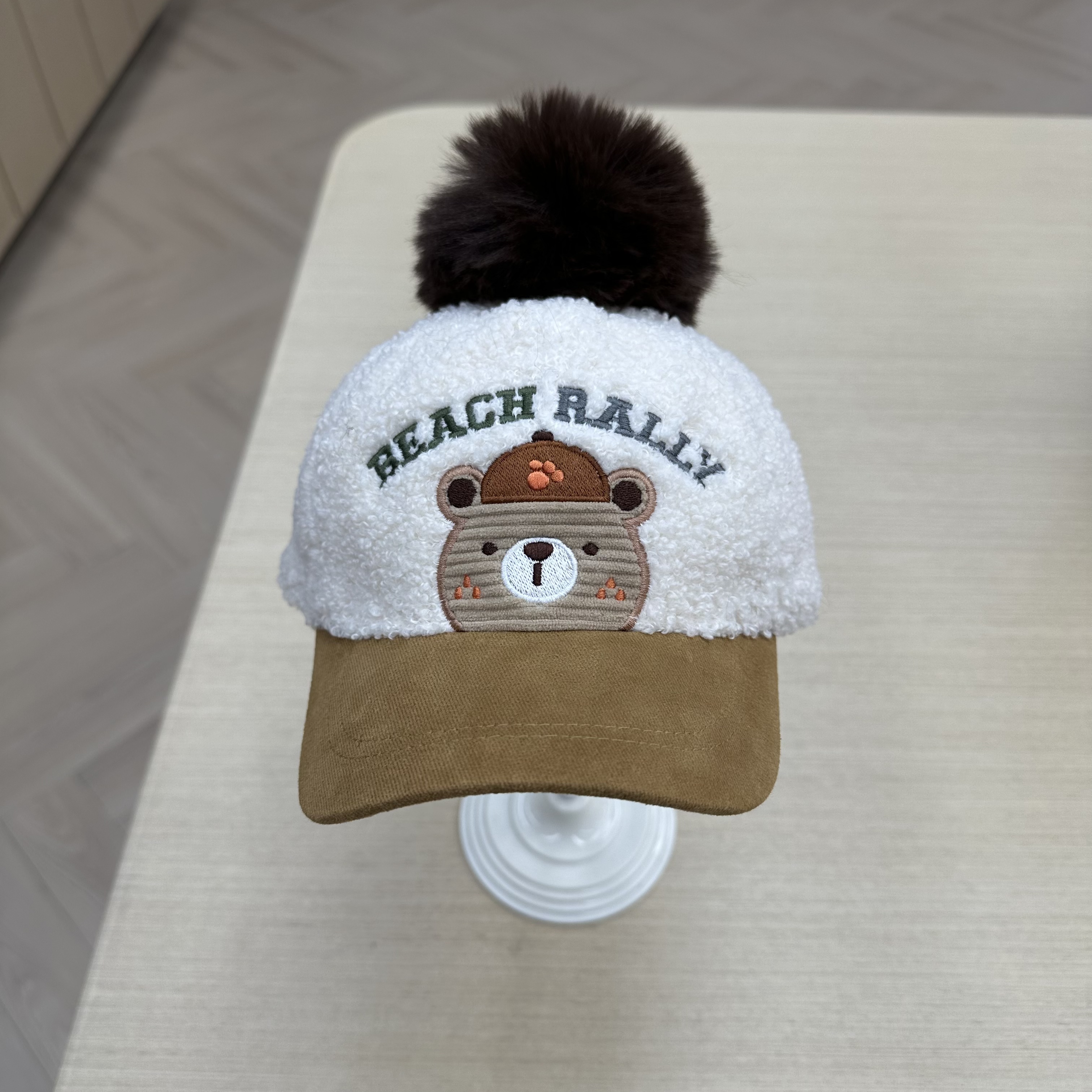 This baseball cap is suitable for children aged 2 to 4 to wear in autumn and winter full figure