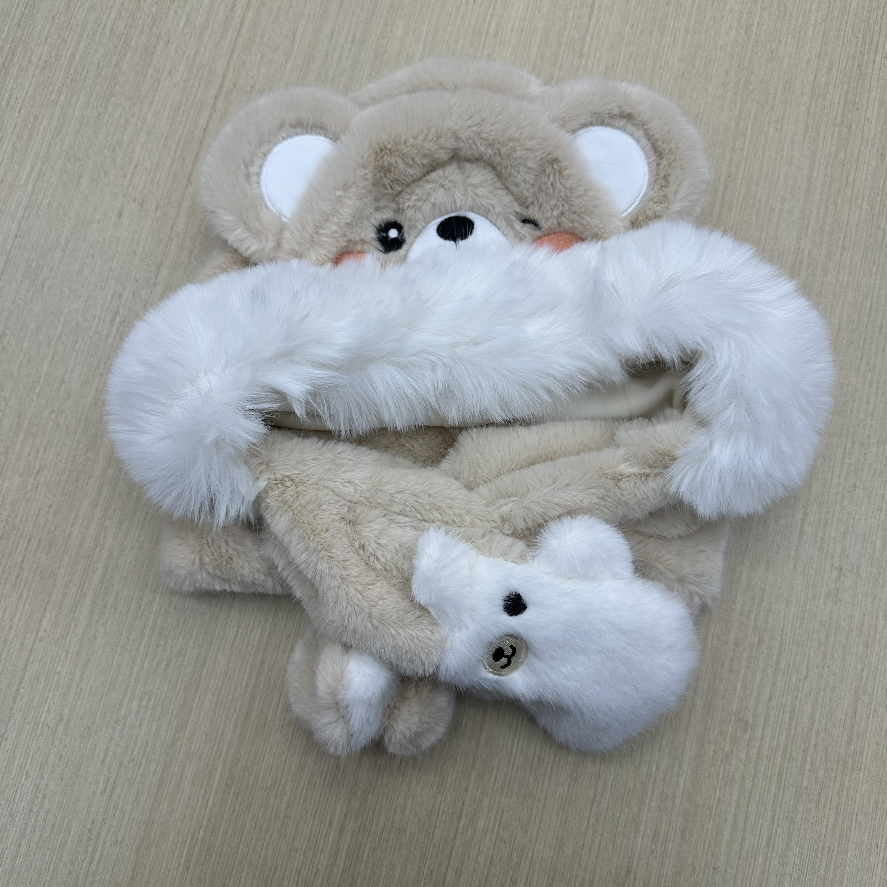 Suitable for children aged 5 to 8 in winter, this plush cartoon hat is a combination of a hat and a scarf details Picture
