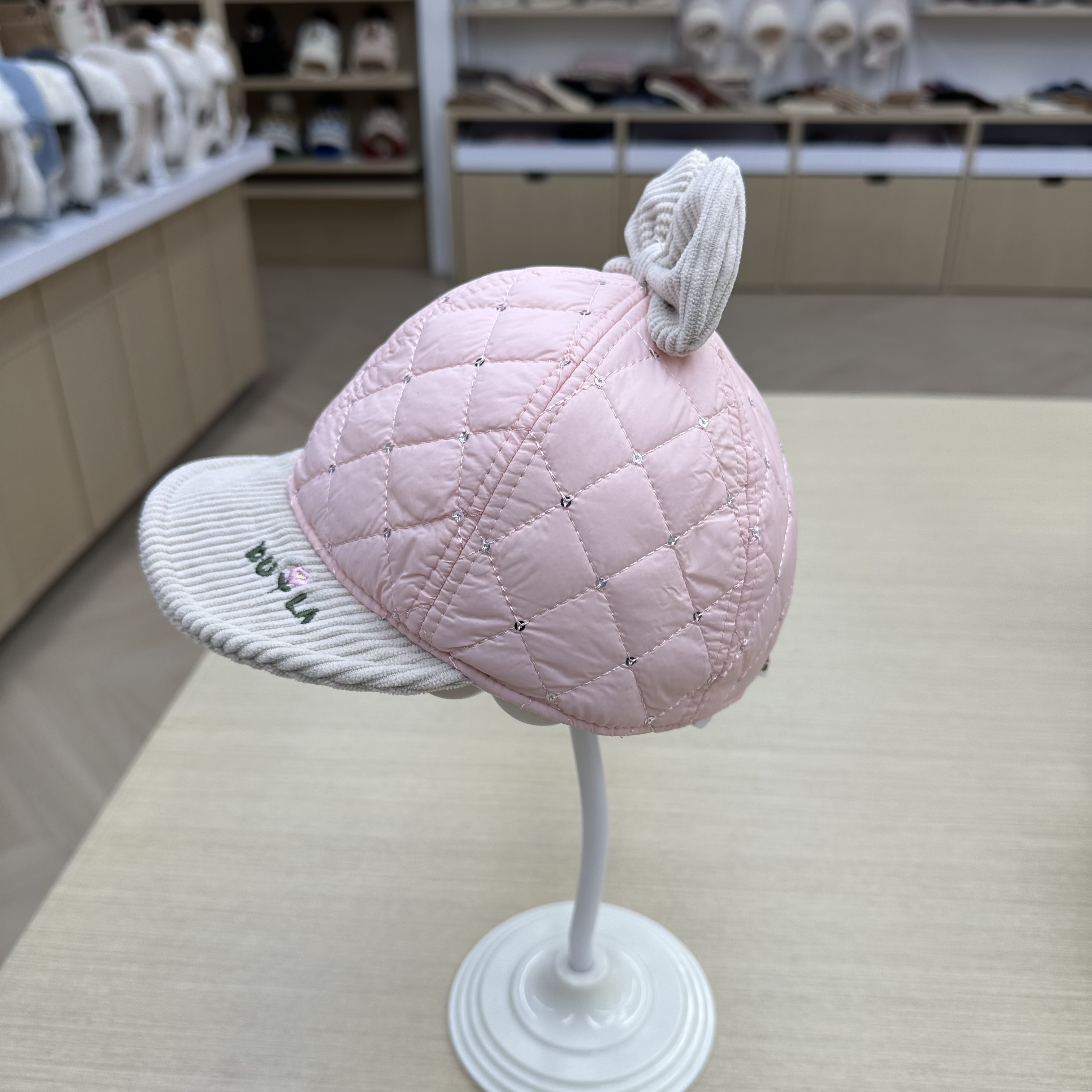 Suitable for children aged 2 to 4 with soft-toned caps in autumn and winter details Picture