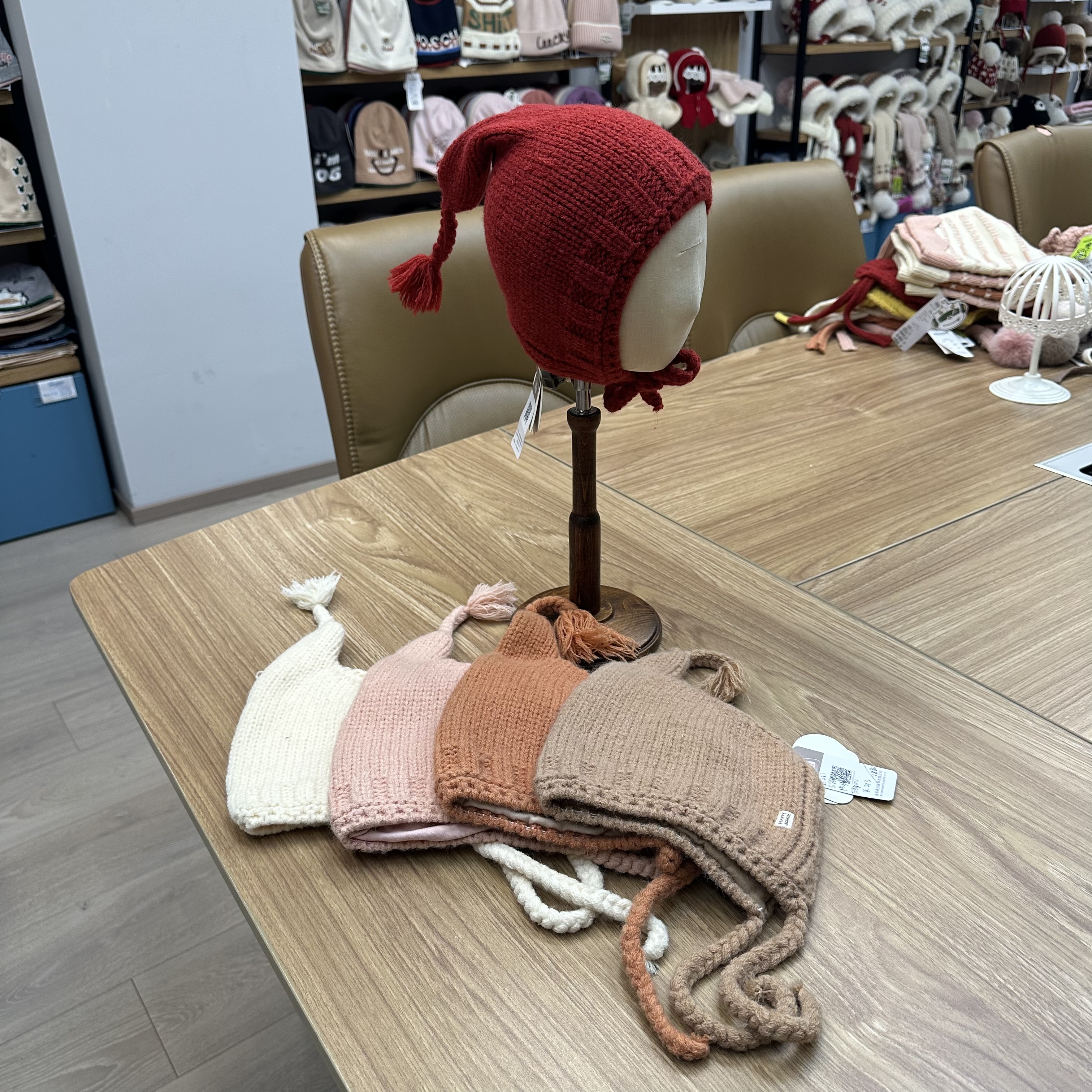 Knitted caps suitable for children aged 1-2 full figure