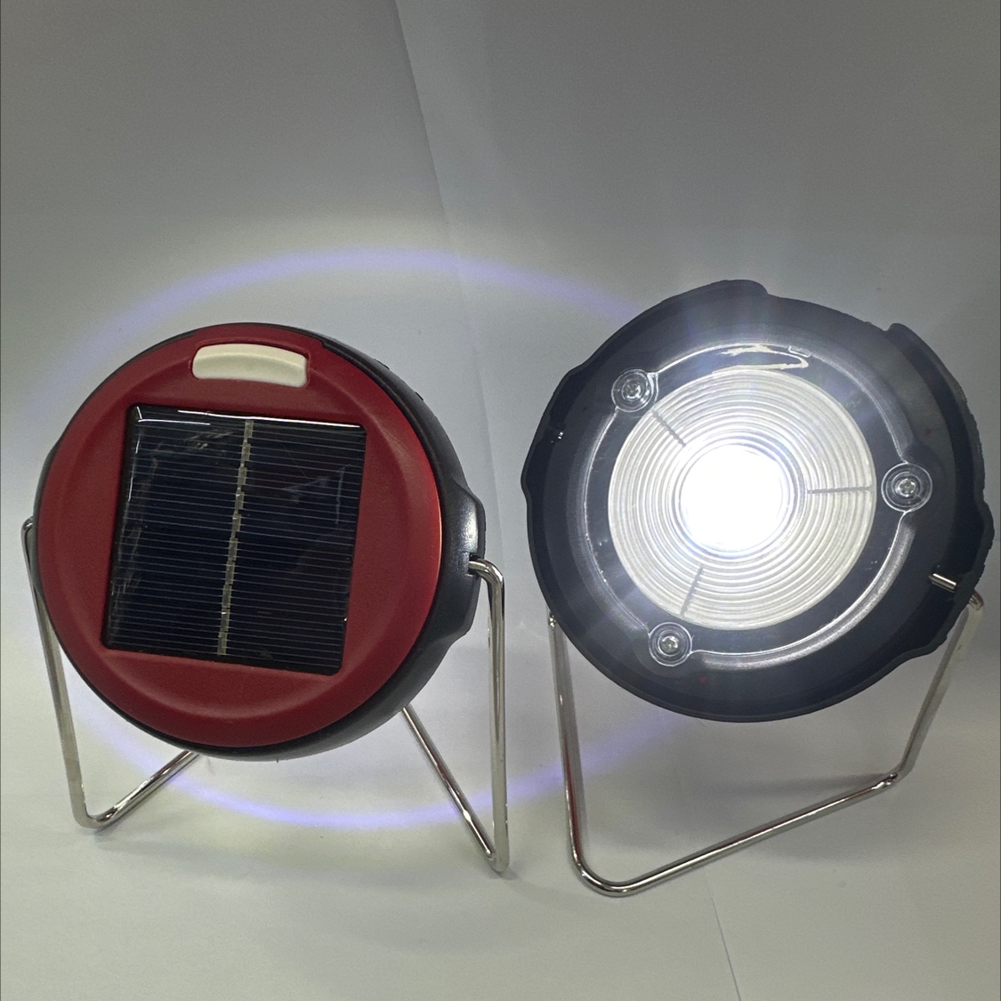 出非洲太阳能充电照明灯 太阳能充电应急灯 太阳能充电露营灯白底实物图