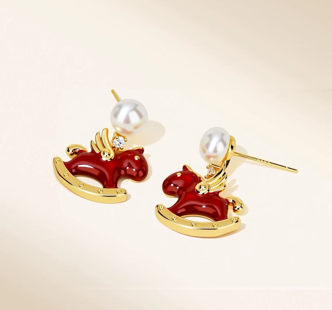The Weishiliya Red Little Horse Pearl Earrings 2026 are a new and popular New Year's ear accessory. They offer a high-end feel and are unique and beautiful for women detail image 13
