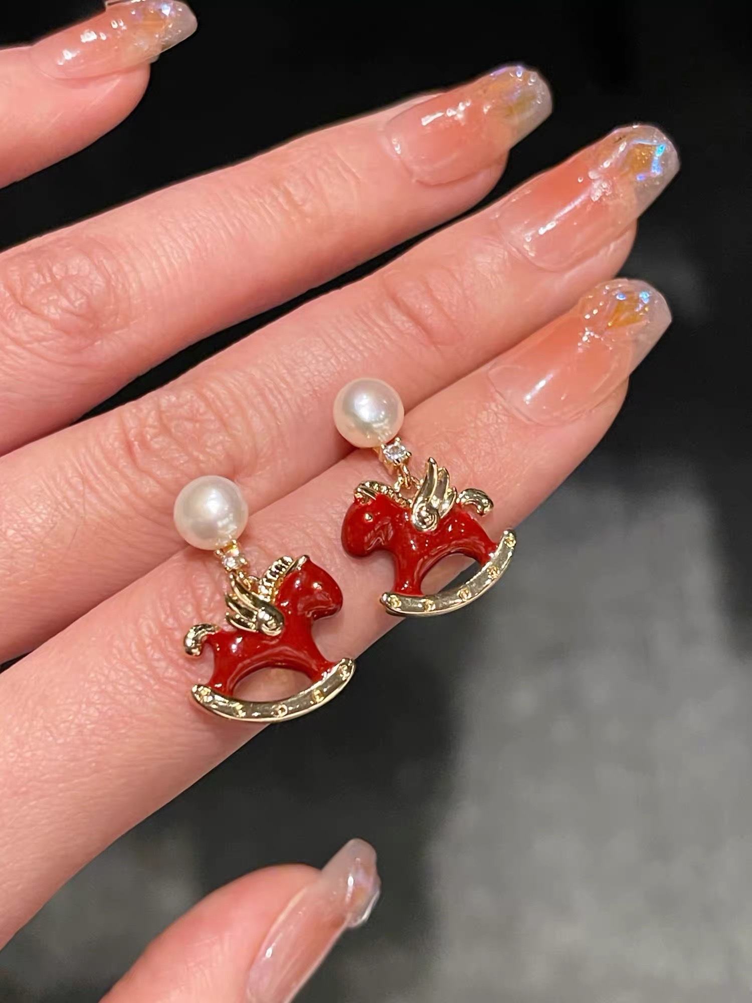 The Weishiliya Red Little Horse Pearl Earrings 2026 are a new and popular New Year's ear accessory. They offer a high-end feel and are unique and beautiful for women detail image 7