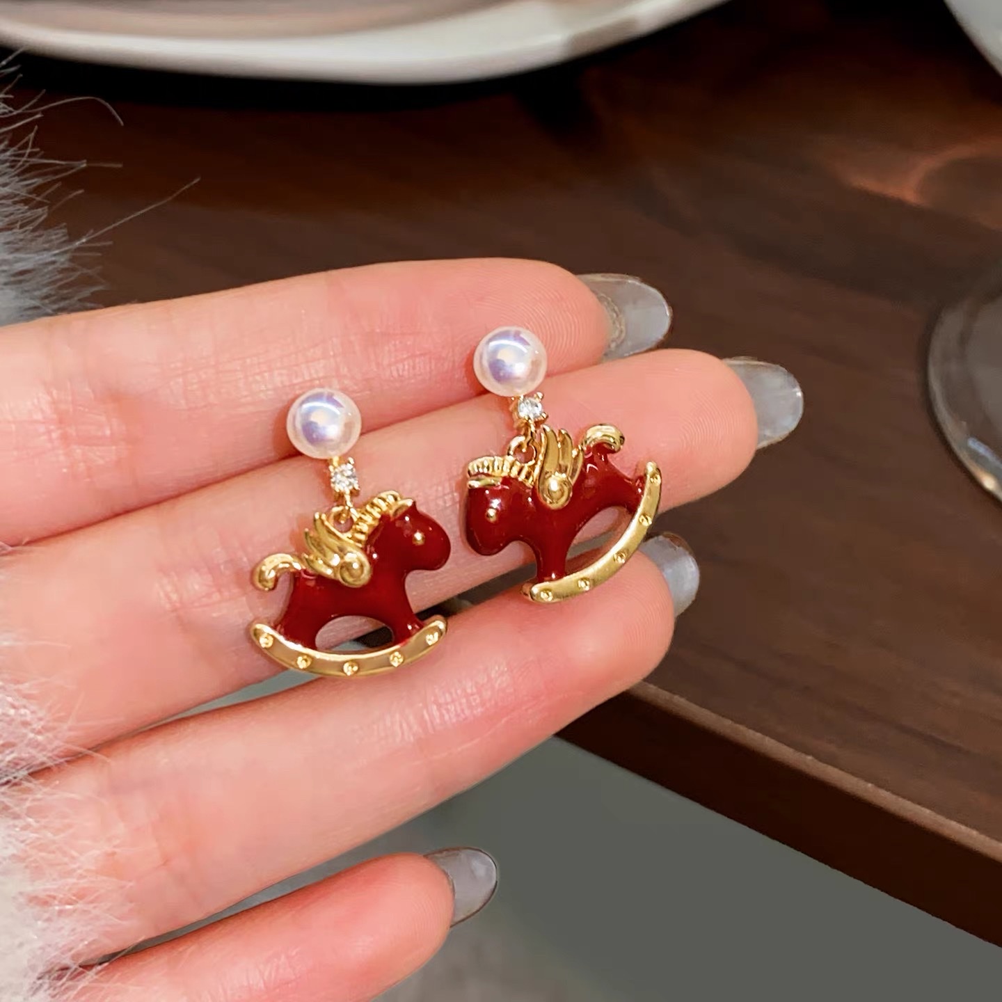 The Weishiliya Red Little Horse Pearl Earrings 2026 are a new and popular New Year's ear accessory. They offer a high-end feel and are unique and beautiful for women detail image 10