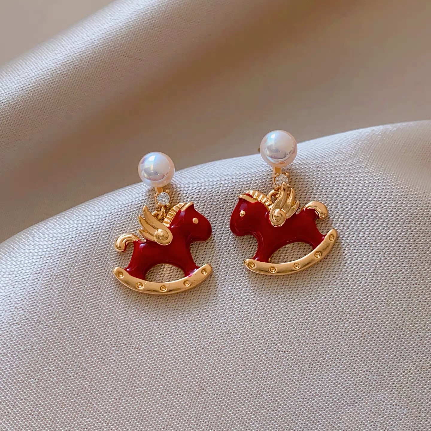 The Weishiliya Red Little Horse Pearl Earrings 2026 are a new and popular New Year's ear accessory. They offer a high-end feel and are unique and beautiful for women detail image 5