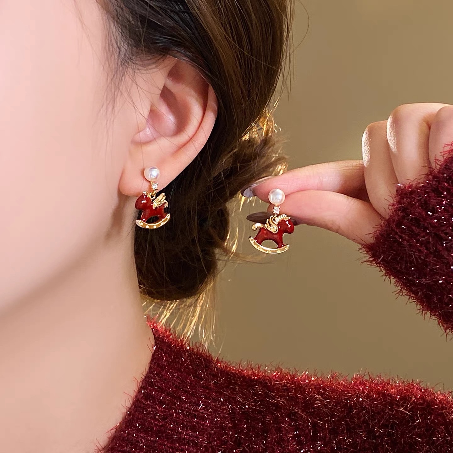 The Weishiliya Red Little Horse Pearl Earrings 2026 are a new and popular New Year's ear accessory. They offer a high-end feel and are unique and beautiful for women detail image 4