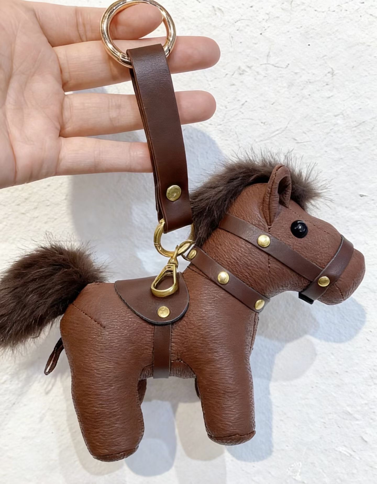 高级感2026韩版手工咖色小马吉祥物生肖马包挂车钥匙扣车挂挂式玩偶礼品包挂挂件配饰