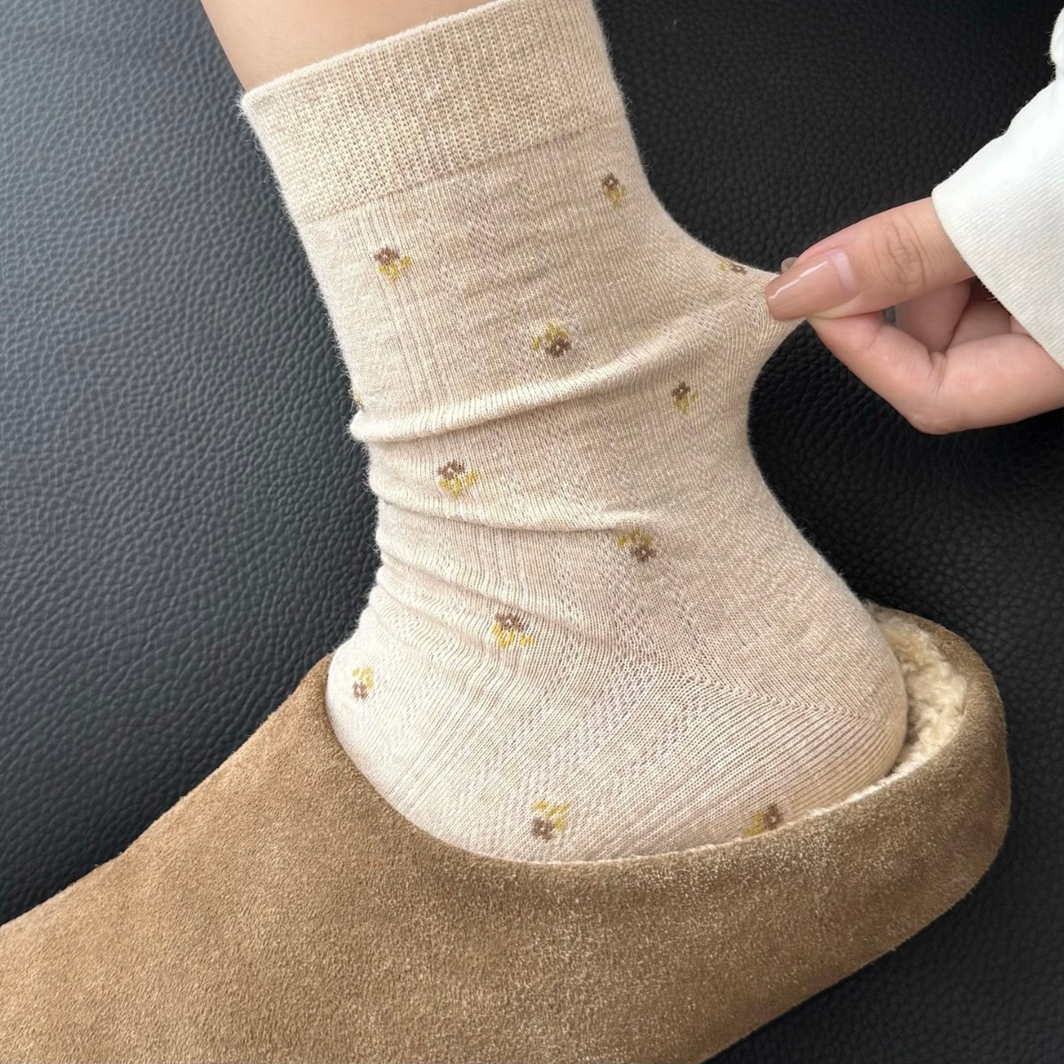 Retro floral socks, women's autumn cotton socks, ins trendy Japanese style white mid-calf socks paired with German training shoes, pile socks for autumn