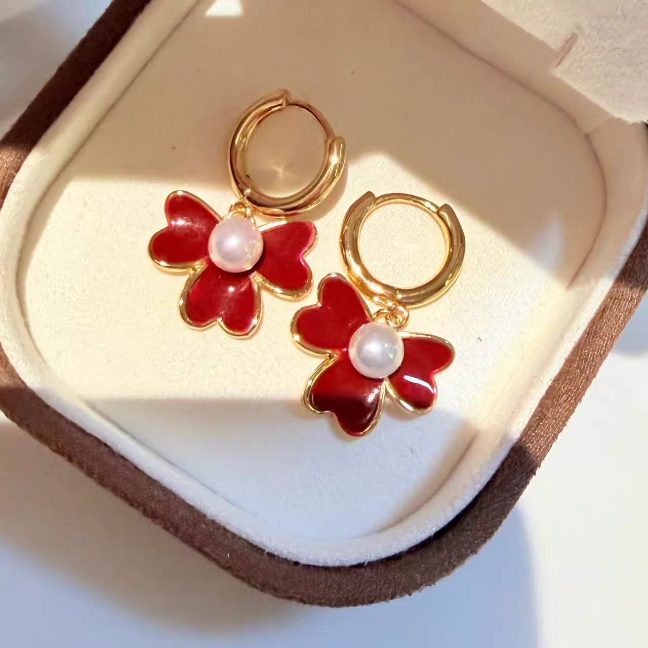 唯诗丽雅时尚百搭气质红色三叶草珍珠耳扣8318耳环