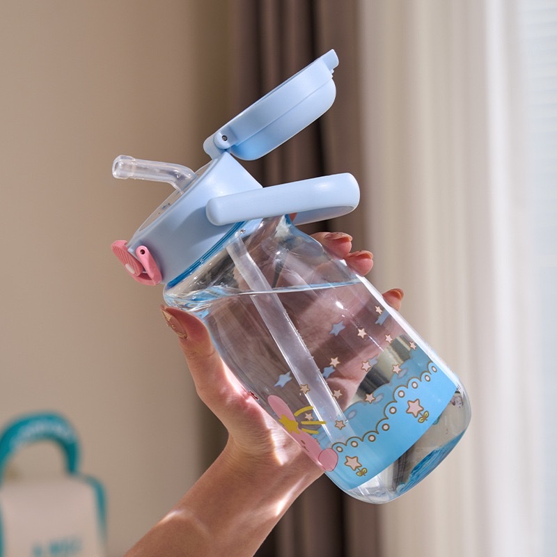 Changnuo Summer Children's Cup with Straw, boy and girl student handle water bottle, cartoon cute, cute strawberry bear cup, 680ML Application Scenario