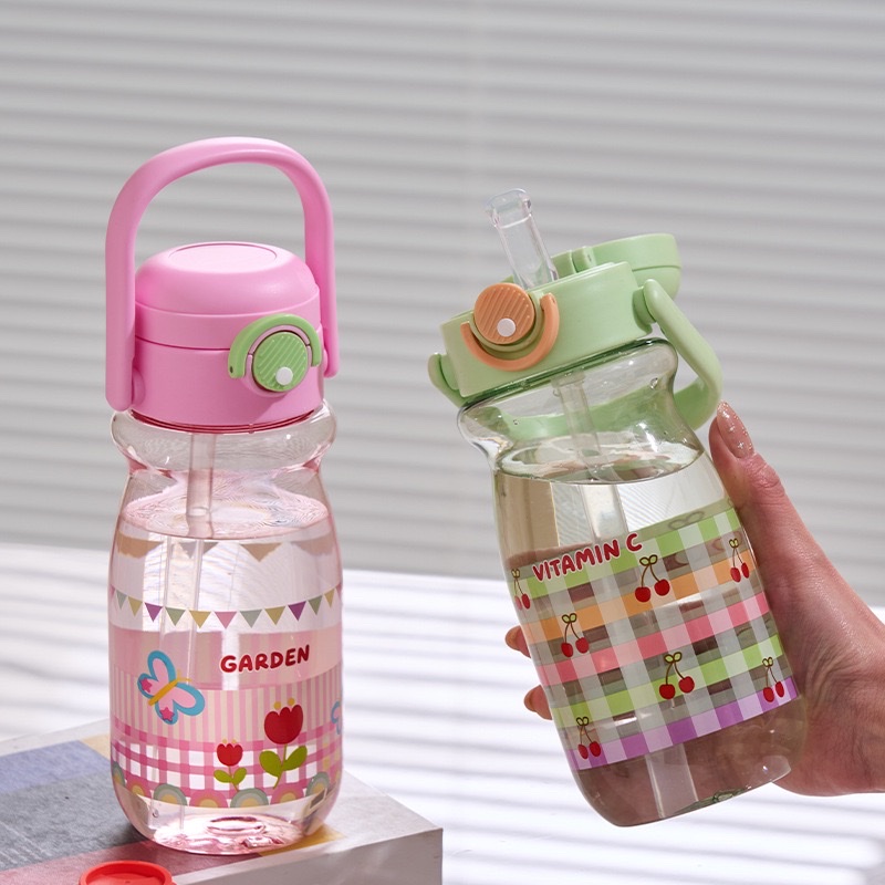 Changnuo Summer Children's Cup with Straw, boy and girl student handle water bottle, cartoon cute, cute strawberry bear cup, 680ML full figure
