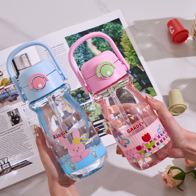 Changnuo Summer Children's Cup with Straw, boy and girl student handle water bottle, cartoon cute, cute strawberry bear cup, 680ML details Picture