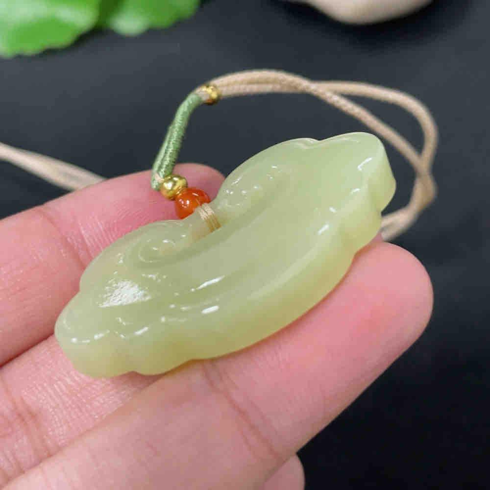 和田玉挂件   黄口料 如意  货品总重约（含绳）12.9g   尺寸40mm20mm7.1mm详情图2