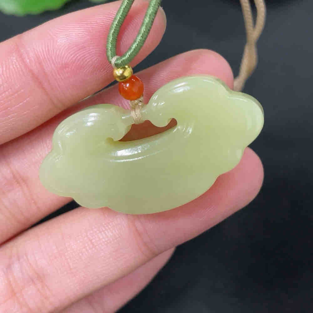和田玉挂件   黄口料 如意  货品总重约（含绳）12.9g   尺寸40mm20mm7.1mm详情图7
