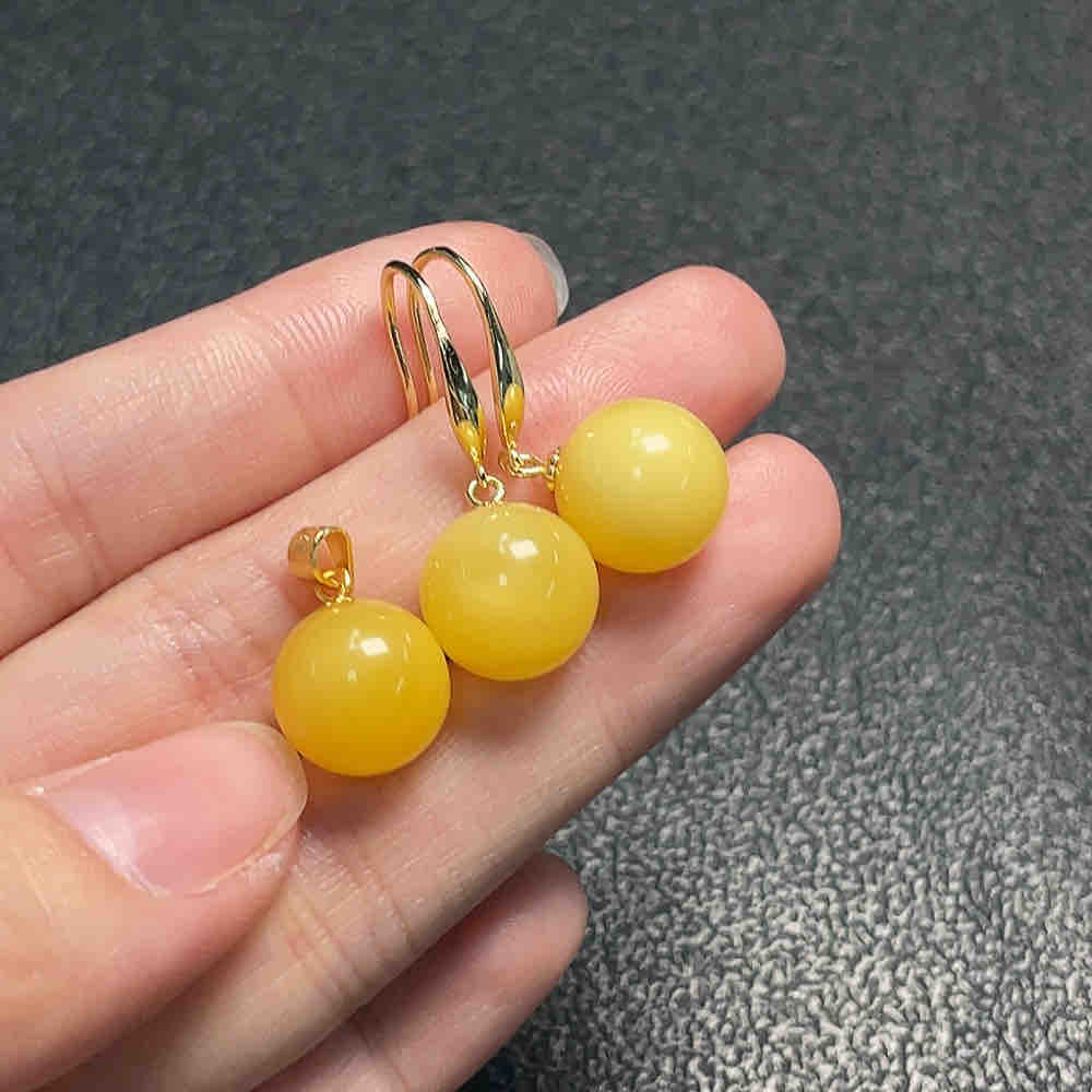 琥珀蜜蜡吊坠+耳饰 银镶嵌 货品总重约3.46克 