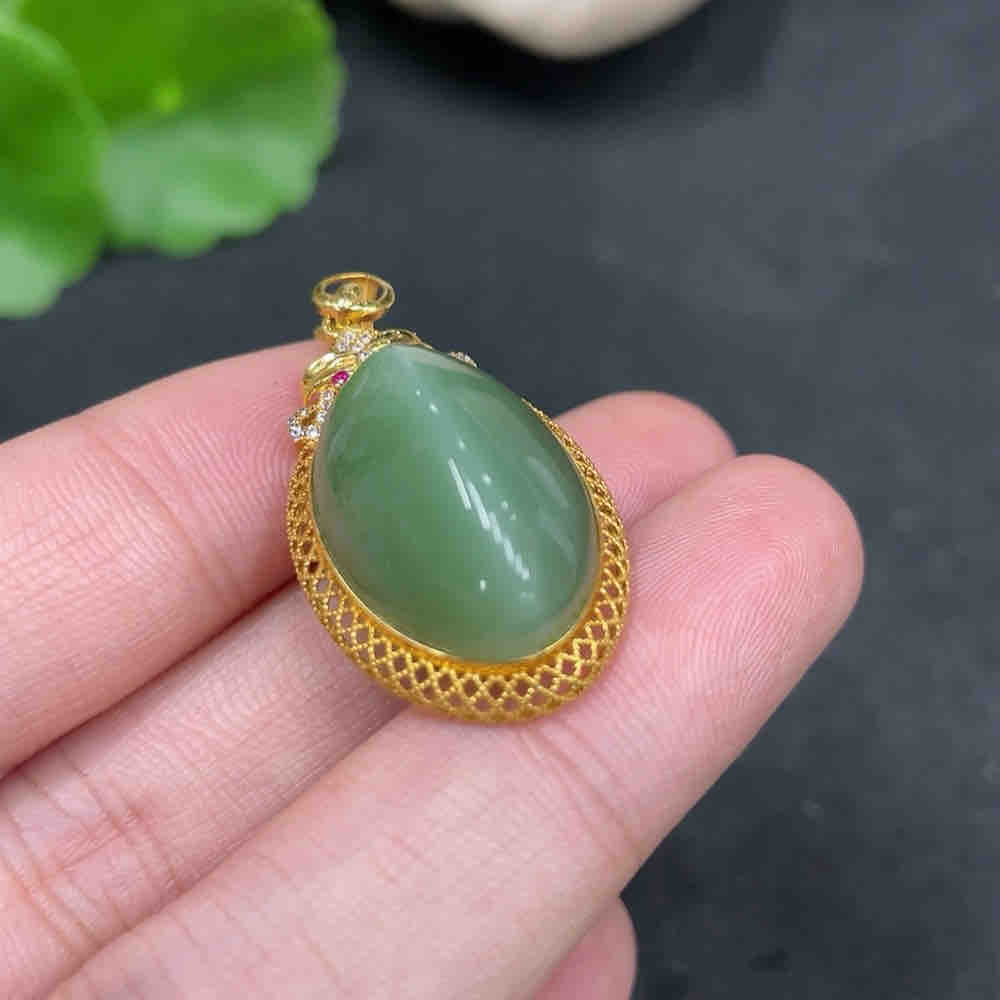 和田玉镶嵌吊坠  18k金 货品总重约4.1g