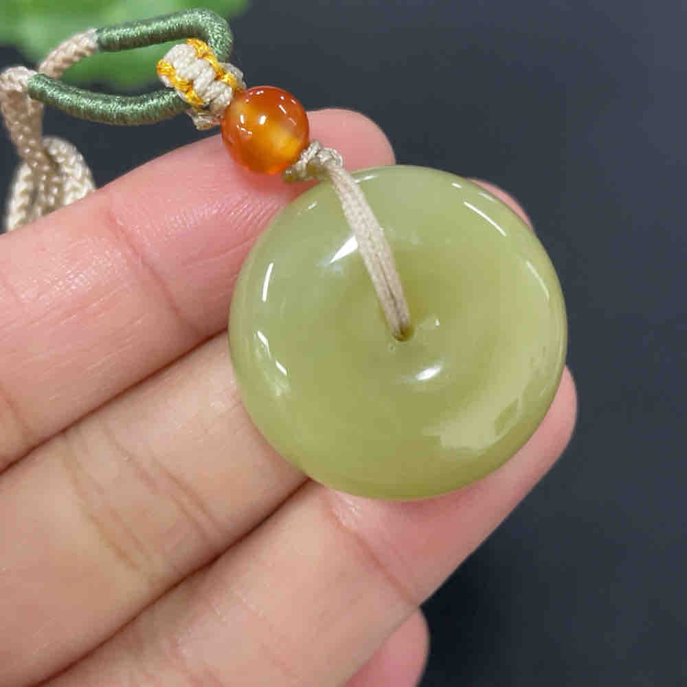 和田玉挂件   平安扣  货品总重约（含绳）14.4g    