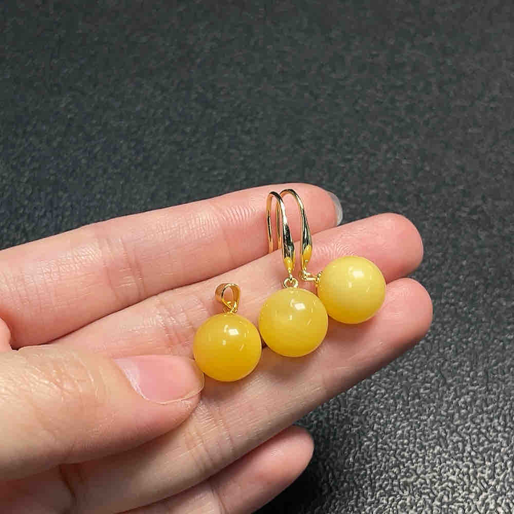 The total weight of the amber and copal pendant and silver-inlaid earrings is approximately 3.46 grams detail image 3