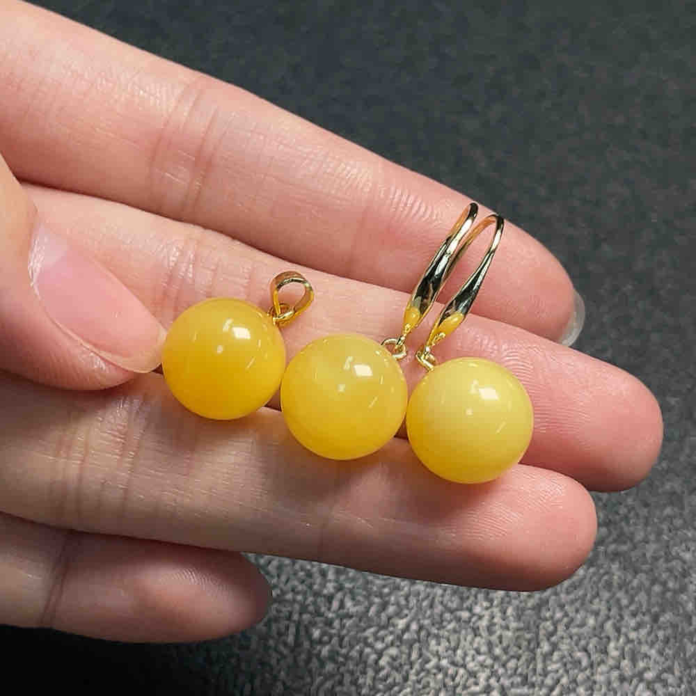 The total weight of the amber and copal pendant and silver-inlaid earrings is approximately 3.46 grams Application Scenario