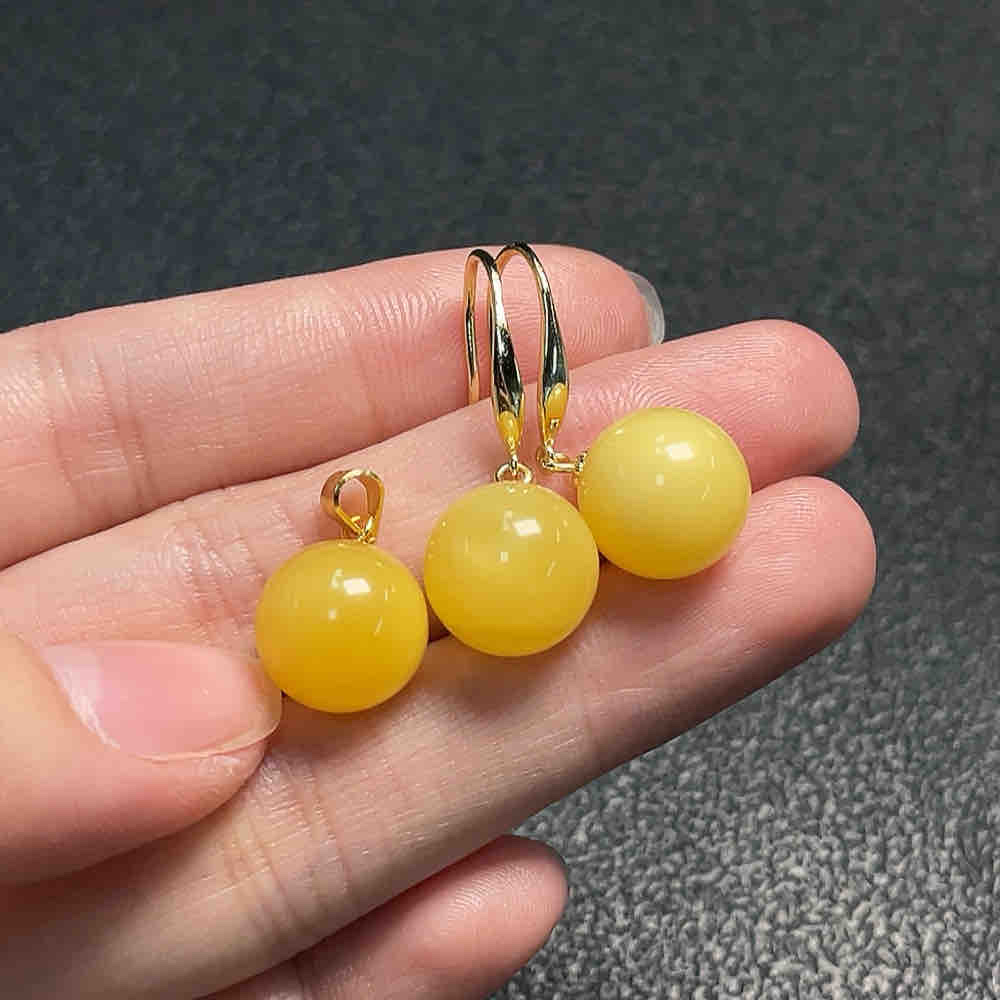 The total weight of the amber and copal pendant and silver-inlaid earrings is approximately 3.46 grams Specification image