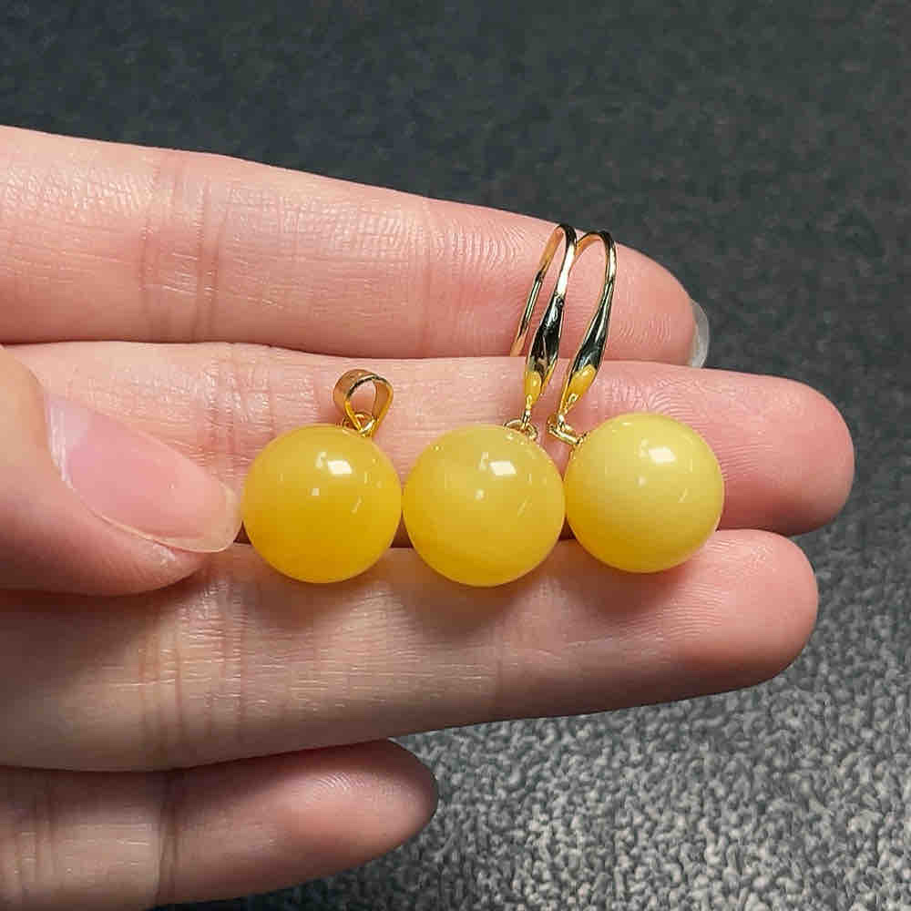 The total weight of the amber and copal pendant and silver-inlaid earrings is approximately 3.46 grams detail image 6