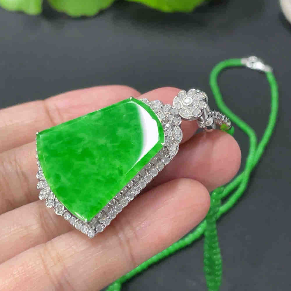 翡翠无事牌镶嵌吊坠+配链 卡1.7mm左右 18k金镶 配镶钻石 货品总重约16.9g详情图3