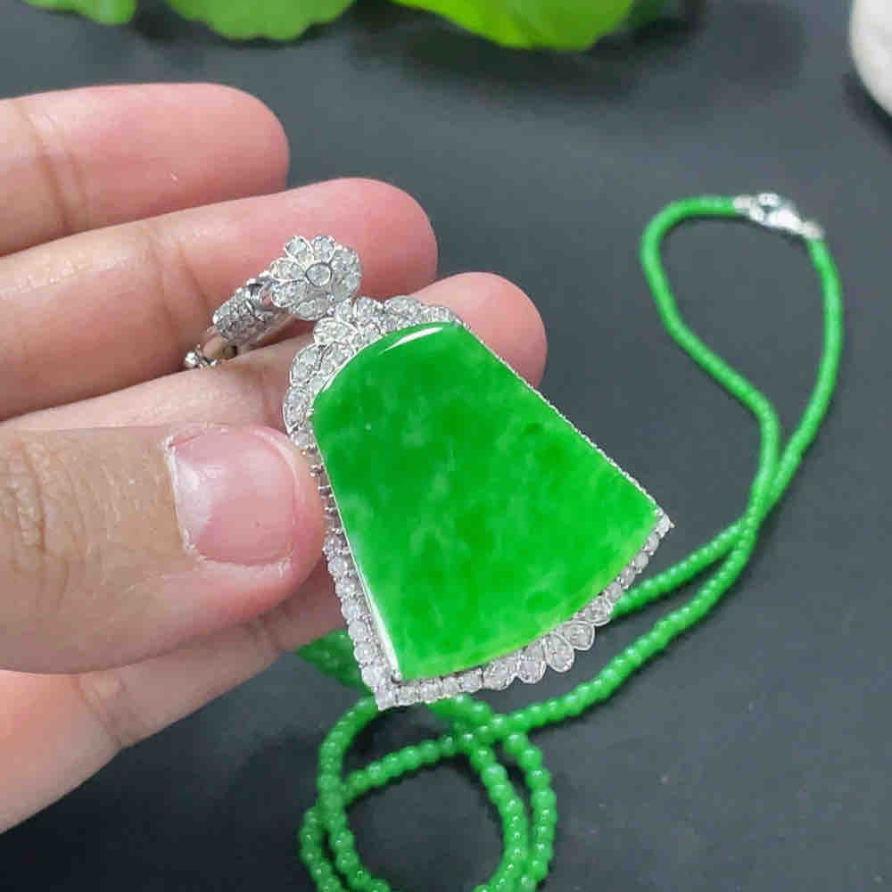 翡翠无事牌镶嵌吊坠+配链 卡1.7mm左右 18k金镶 配镶钻石 货品总重约16.9g详情图5