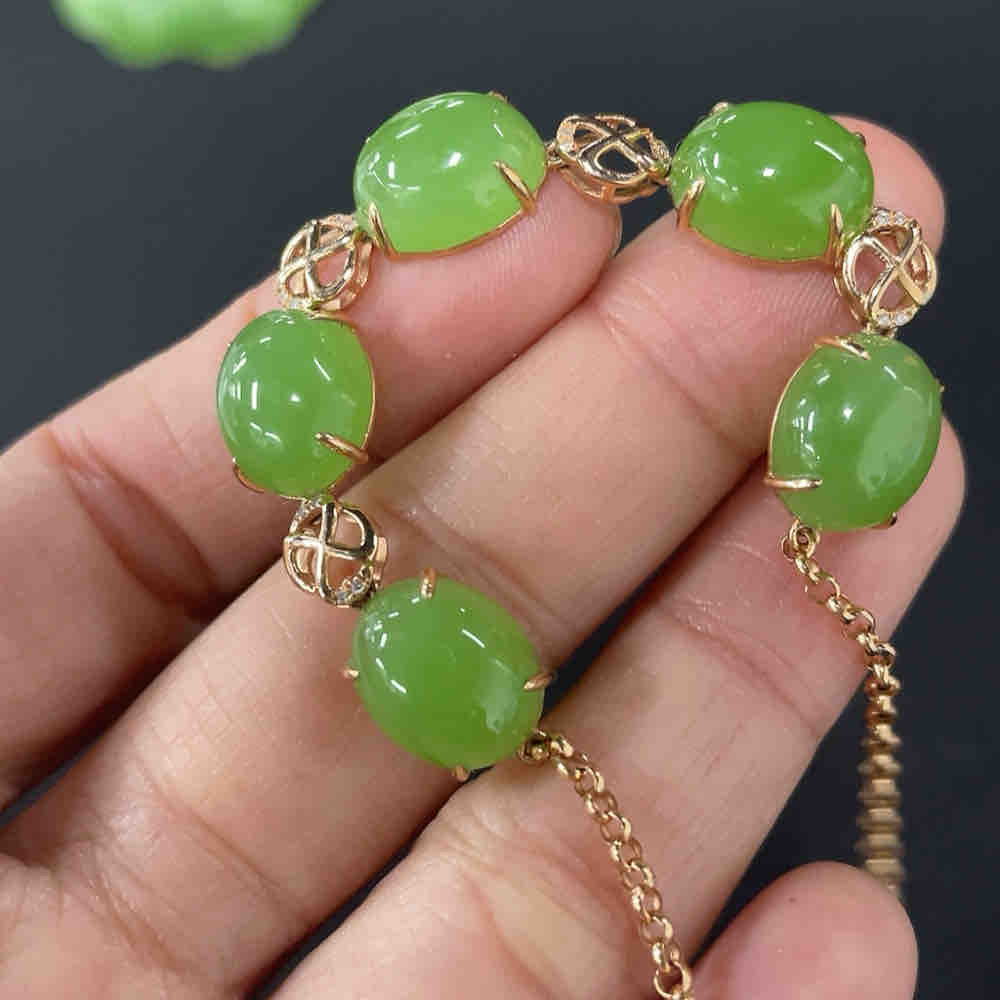 和田玉蛋面镶嵌手链  含金量70%   货品总重约6.8g  配镶钻石黄金配饰细节图