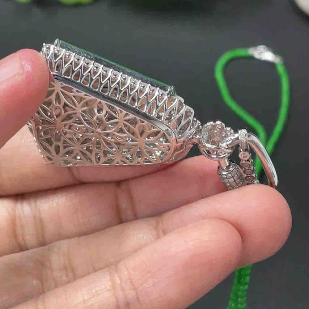 翡翠无事牌镶嵌吊坠+配链 卡1.7mm左右 18k金镶 配镶钻石 货品总重约16.9g详情图4