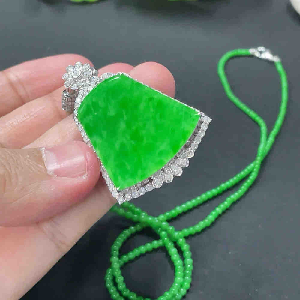 翡翠无事牌镶嵌吊坠+配链 卡1.7mm左右 18k金镶 配镶钻石 货品总重约16.9g详情图10