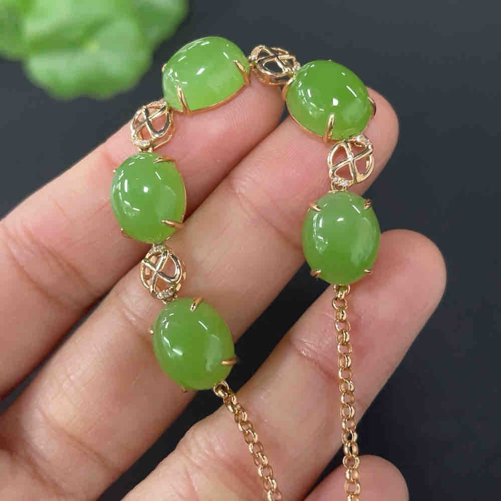 和田玉蛋面镶嵌手链  含金量70%   货品总重约6.8g  配镶钻石黄金配饰产品图