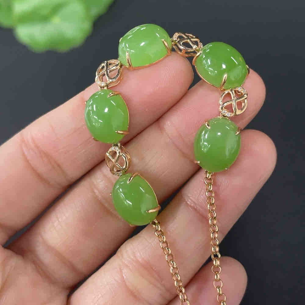 和田玉蛋面镶嵌手链  含金量70%   货品总重约6.8g  配镶钻石黄金配饰