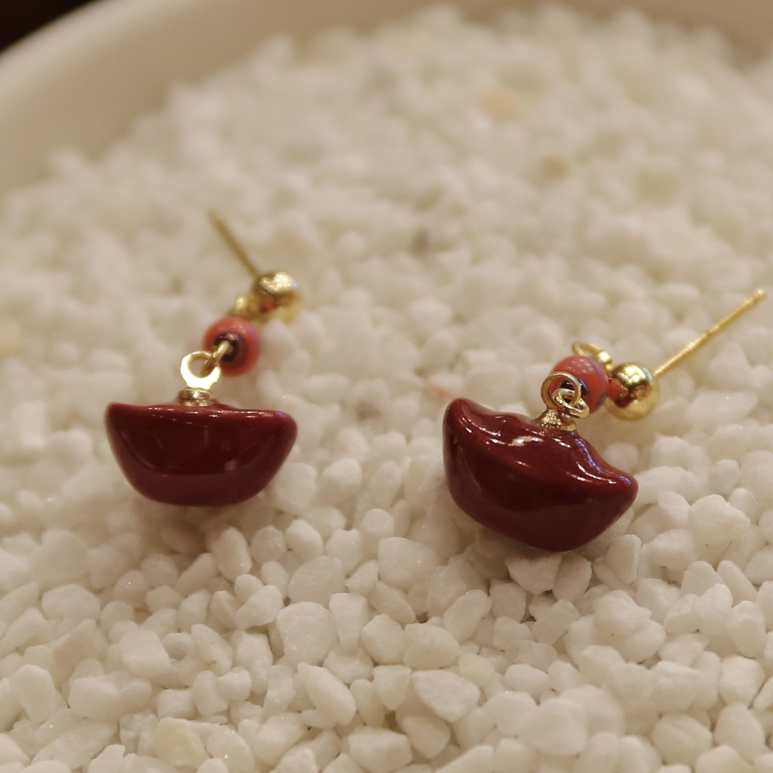 小元宝串珠陶瓷耳钉（祭红）细节图