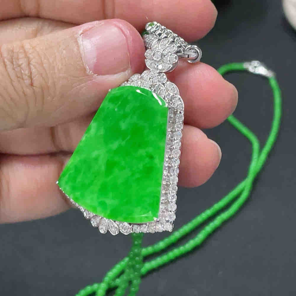 翡翠无事牌镶嵌吊坠+配链 卡1.7mm左右 18k金镶 配镶钻石 货品总重约16.9g细节图