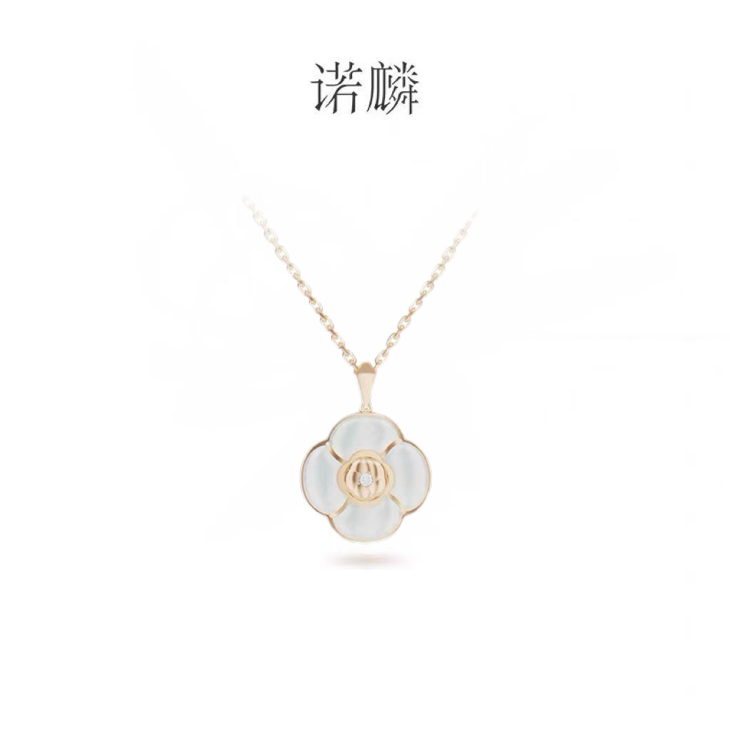 NOLYN Camellia necklace from Nolyn is a fashionable, light luxury, versatile, sweet collarbone chain with a high-end feel. It's a new type of silver jewelry necklace