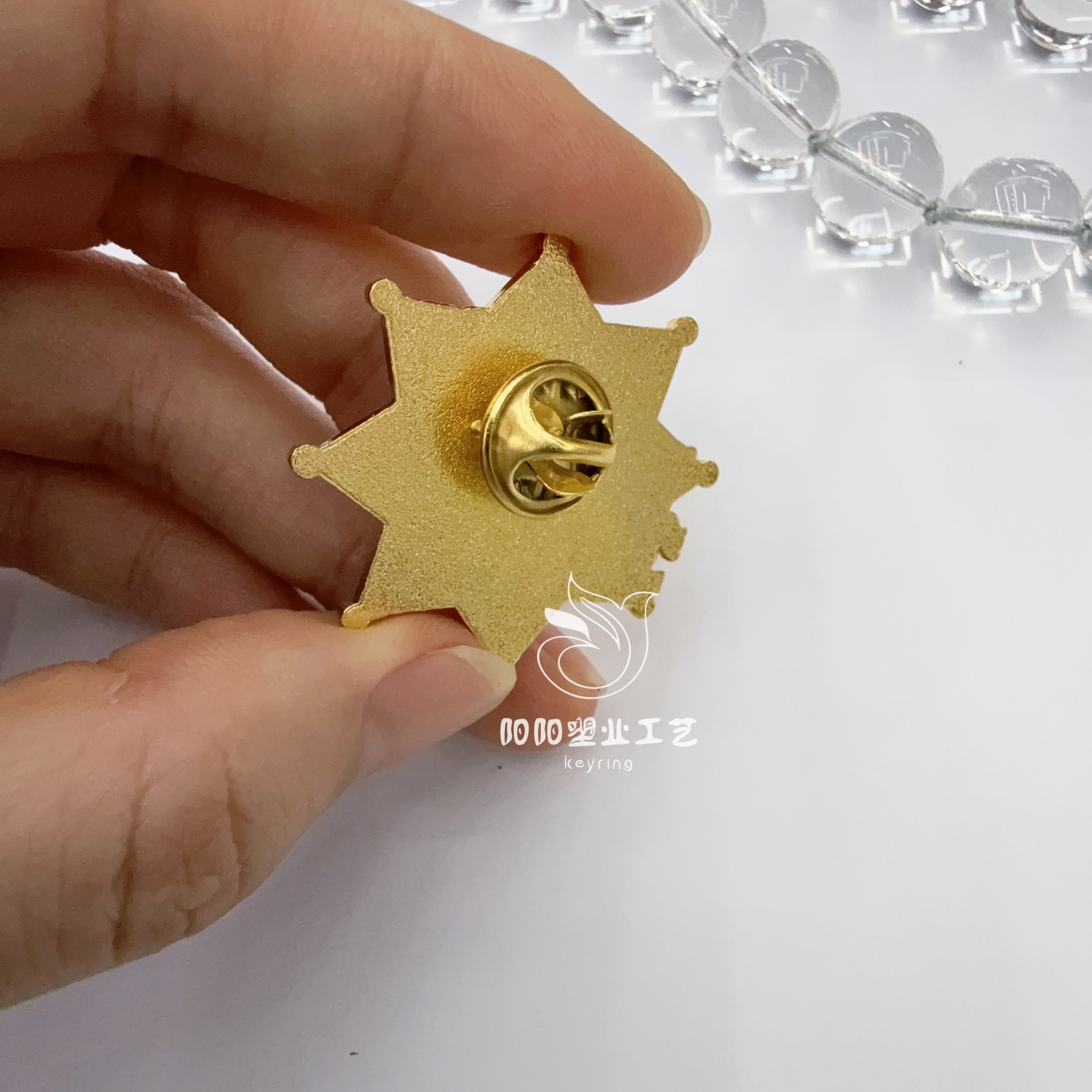 Insignia de metal logotipo personalizado pintura a la parrilla esmalte insignia conmemorativa corporativa insignia insignia de la escuela insignia insignia insignia insignia personalizada parches de refrigerador de metal broche de botones de harry potter Item Picture