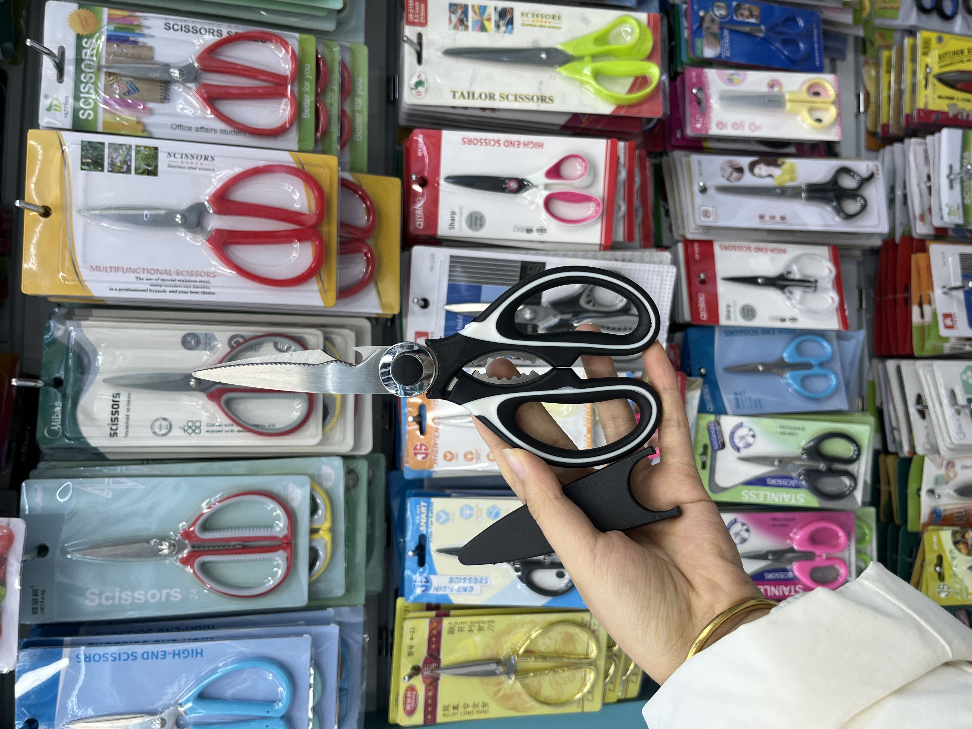 Multi-functional kitchen scissors, daily necessities, multi-functional scissors, household cutting, paper-cutting, vegetable cutting scissors details Picture