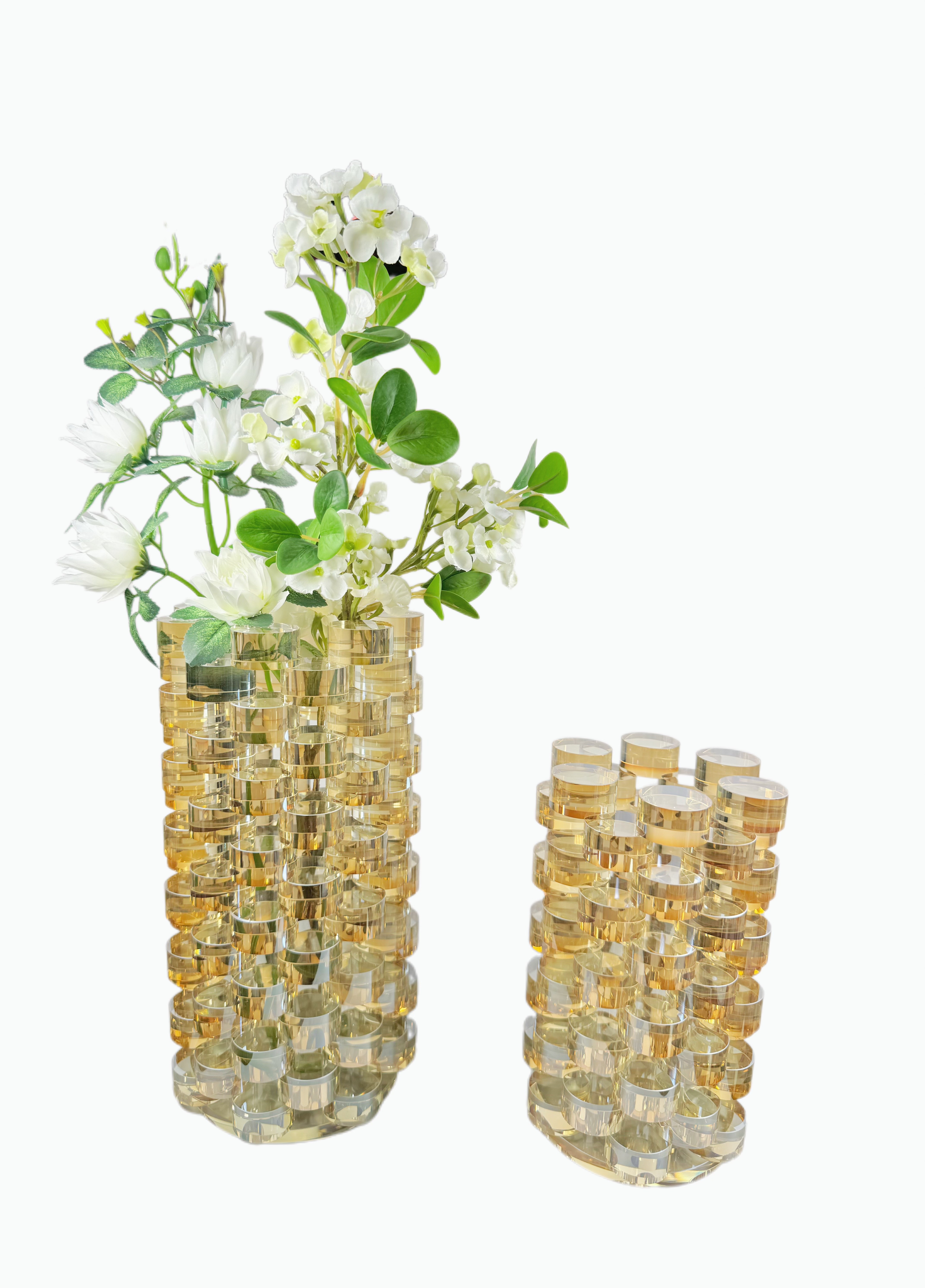 Simple, modern, light luxury transparent crystal stacked cake vases and flower vases, model rooms, sales offices, living rooms, dining tables, combined decorative crystal flower arrangements, decorative ornaments details Picture